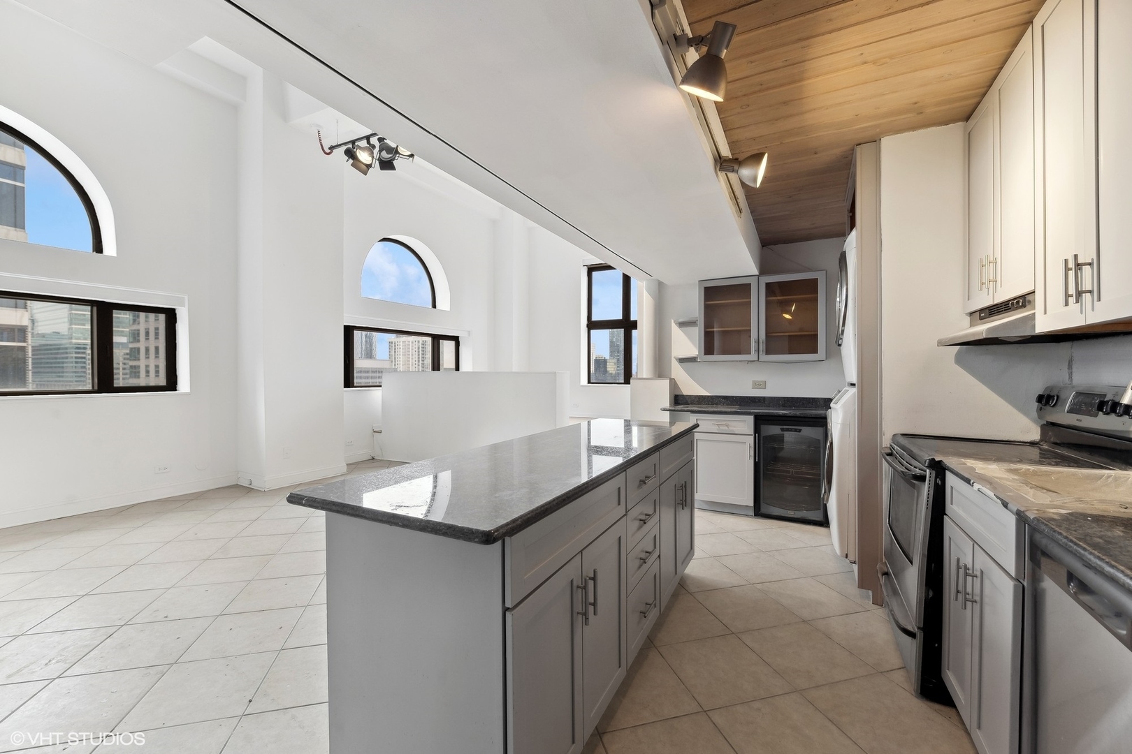 345 N Canal Street Unit: 1601