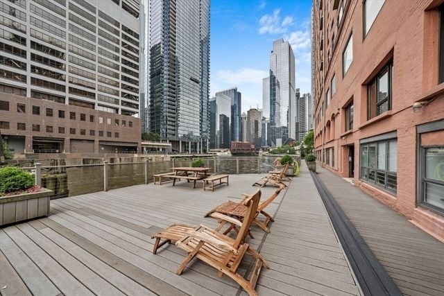 345 N Canal Street Unit: 1601