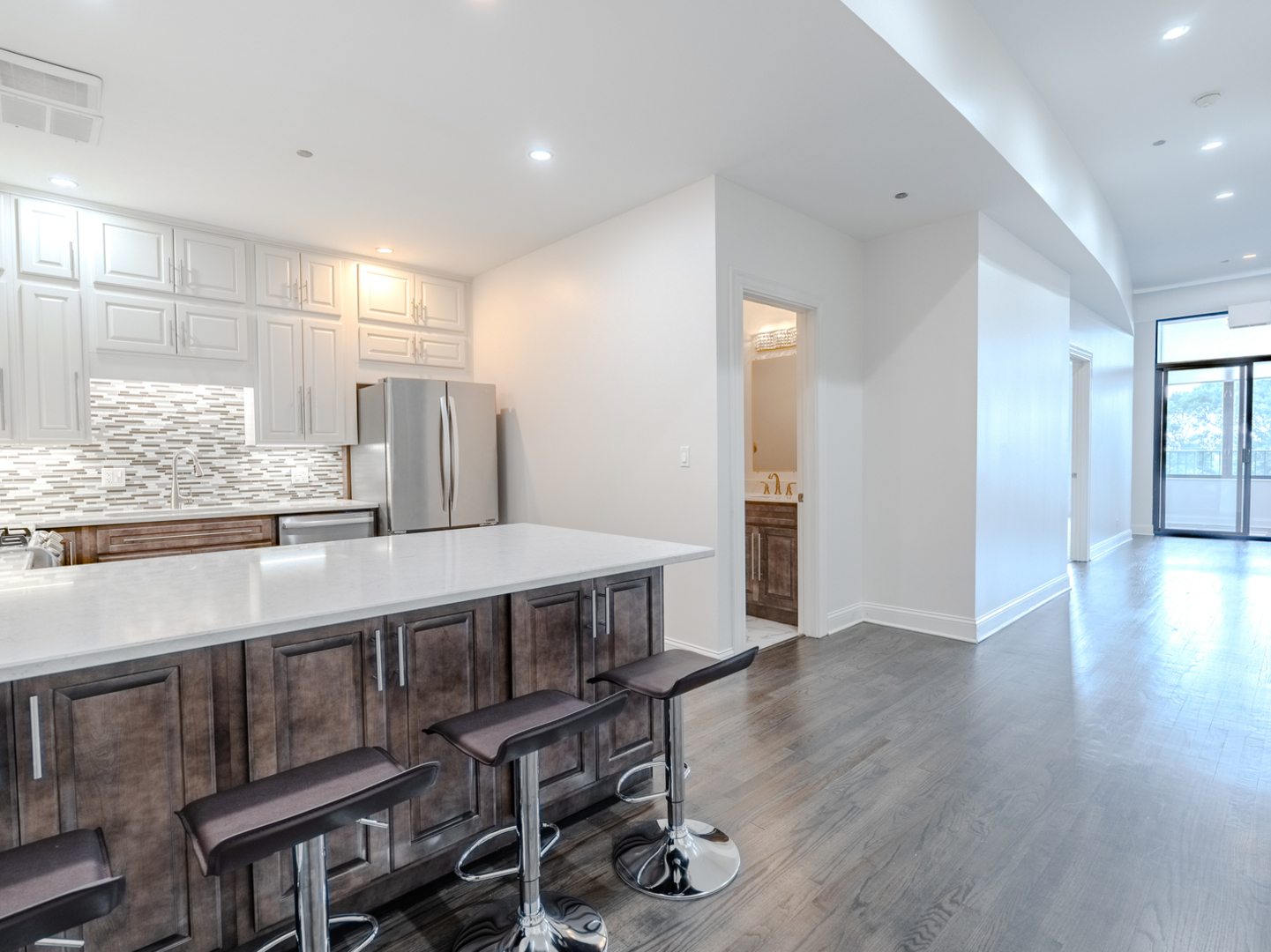 910 S Michigan Avenue Unit: 402