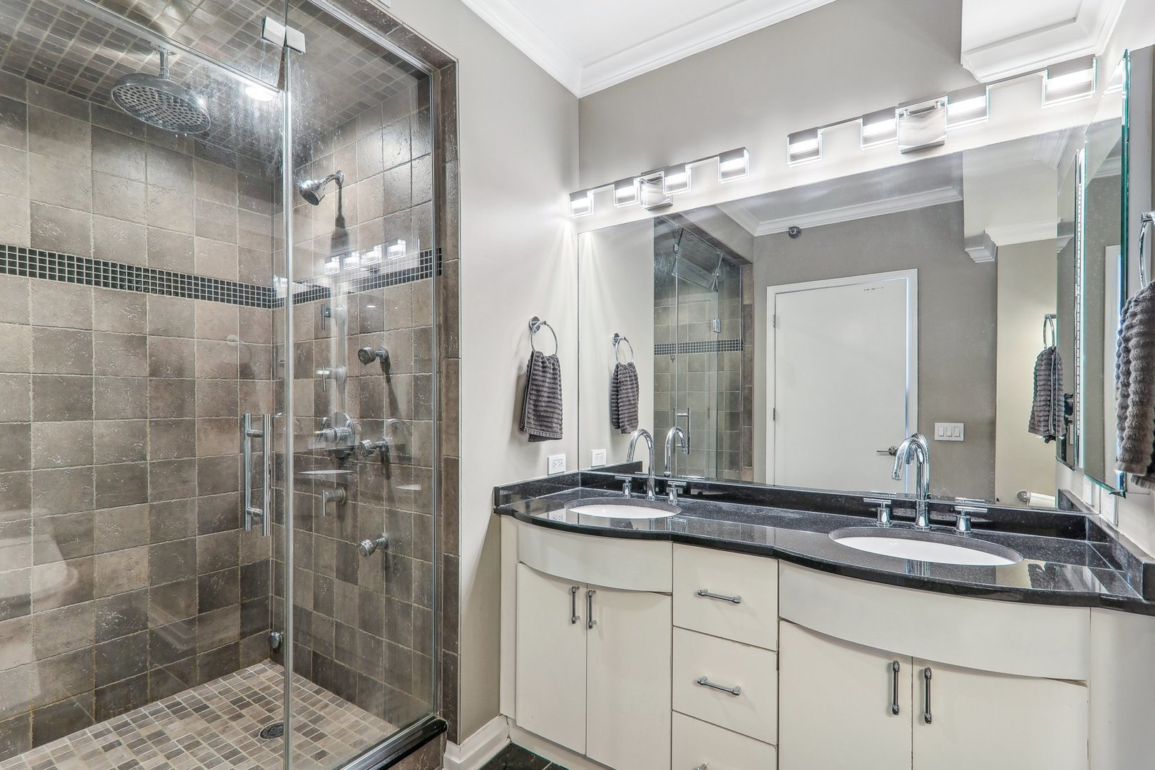 33 W Ontario Street Unit: 51F