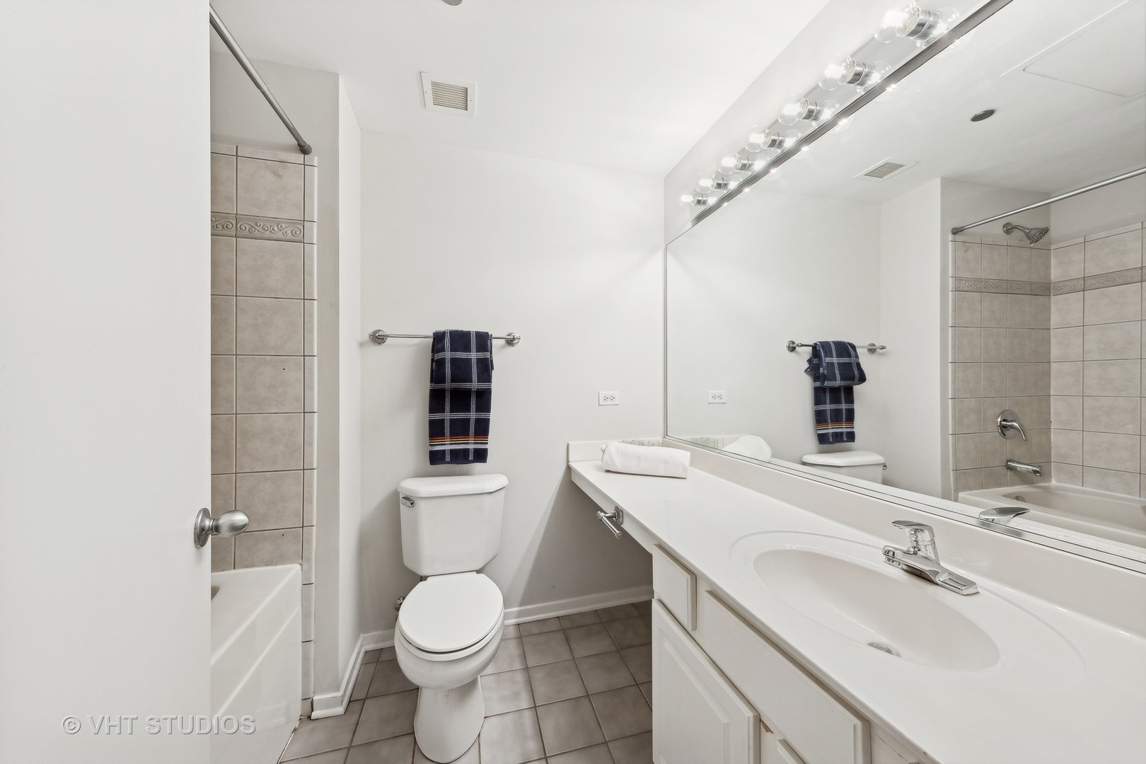 208 W Washington Street Unit: 601