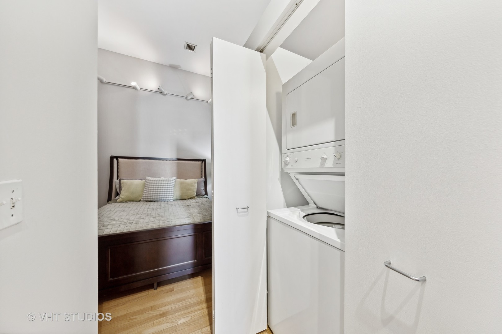 208 W Washington Street Unit: 601