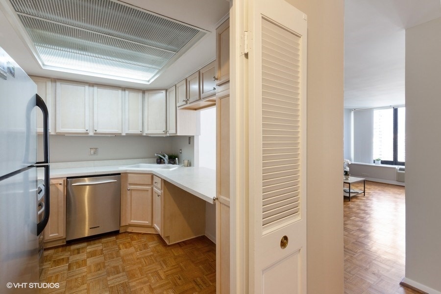 155 N Harbor Drive Unit: 3406