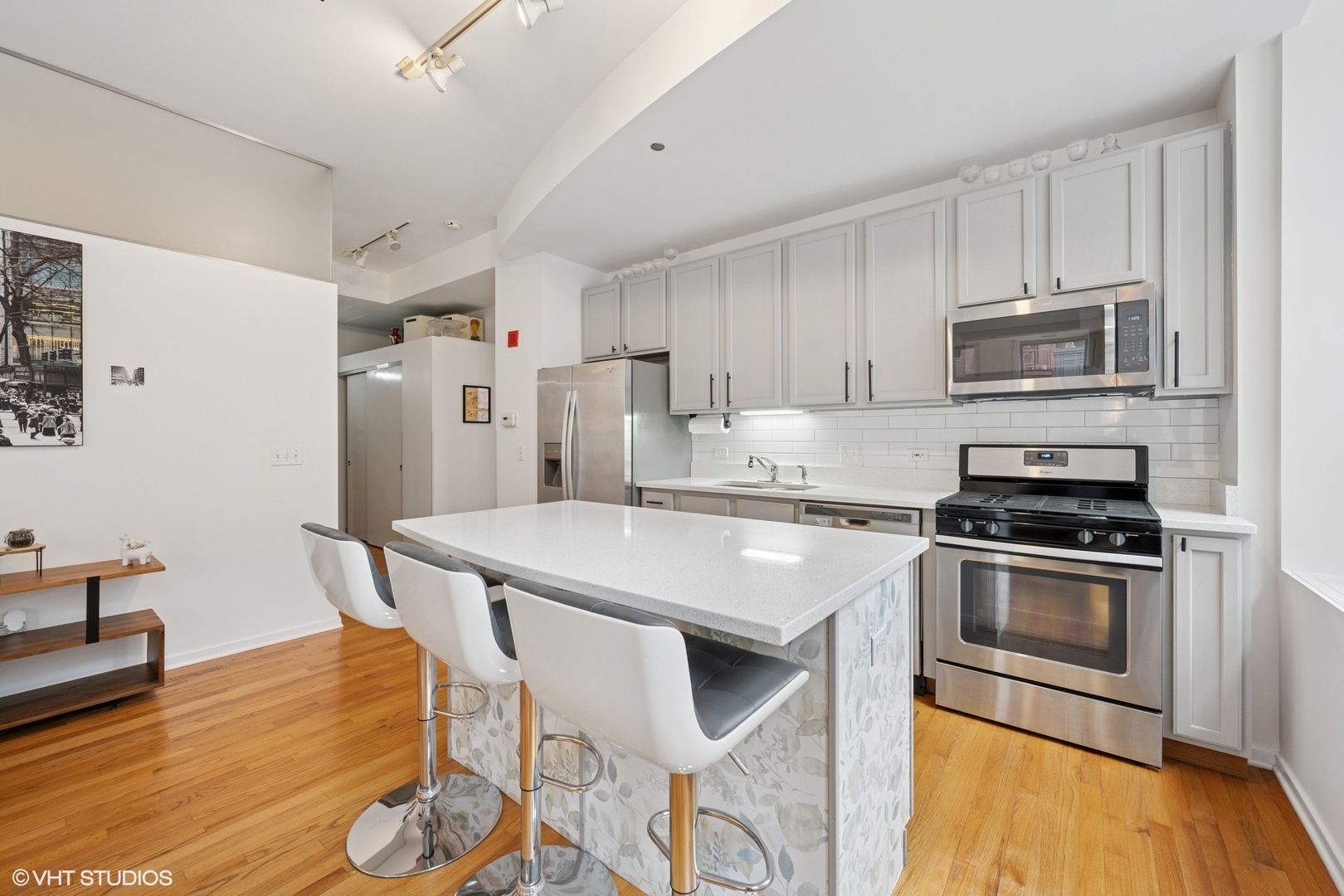 208 W WASHINGTON Street Unit: 905
