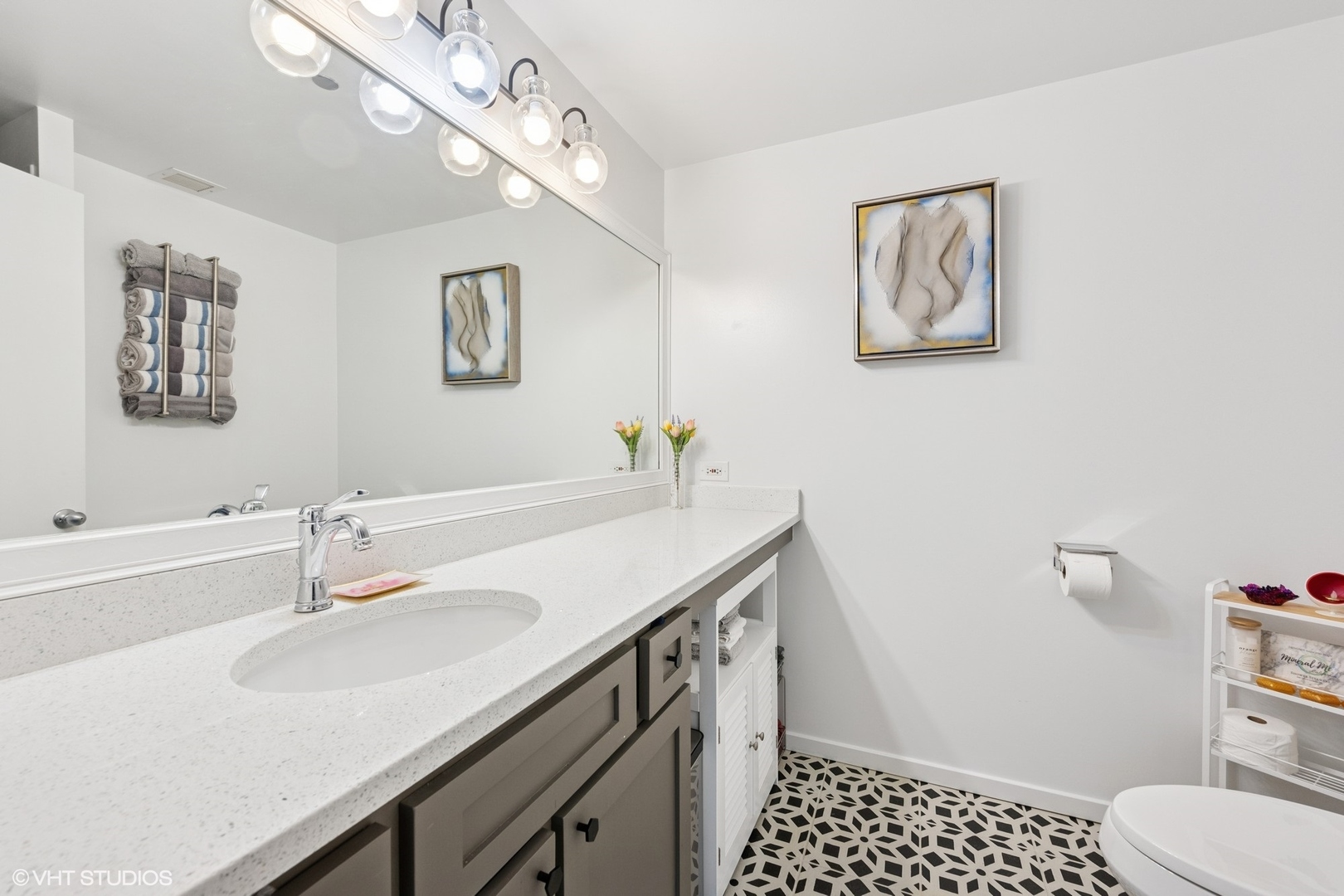 208 W WASHINGTON Street Unit: 905