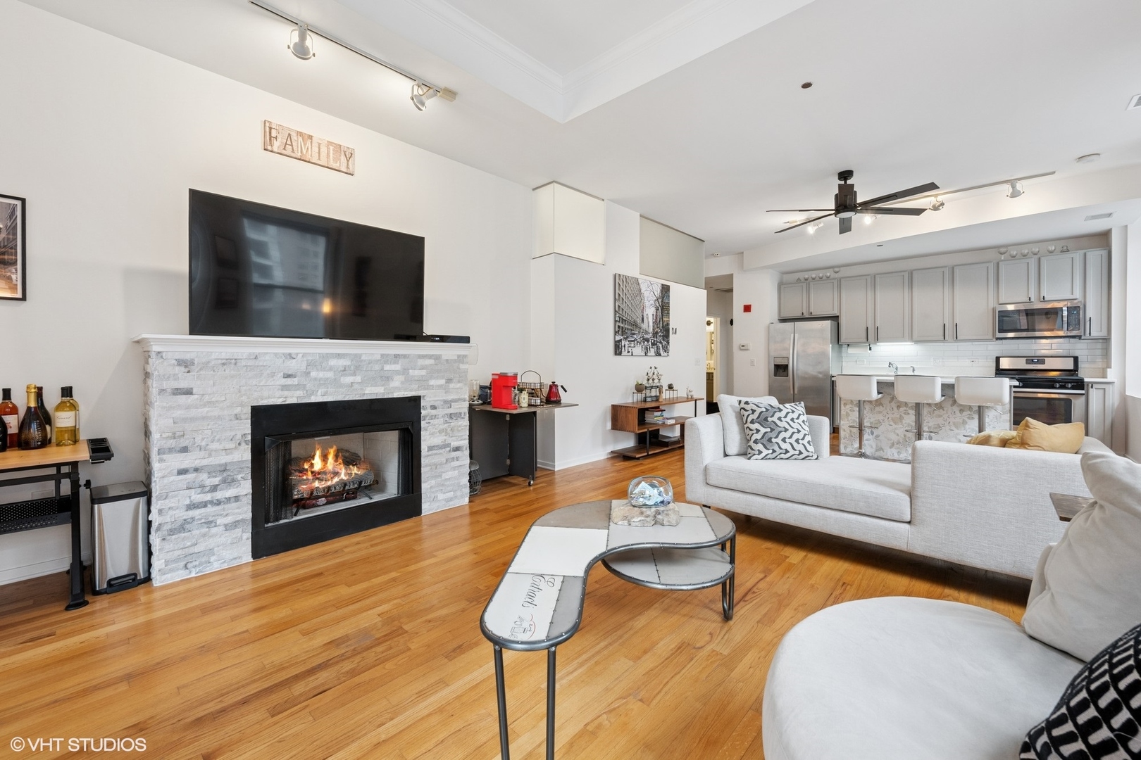 208 W WASHINGTON Street Unit: 905