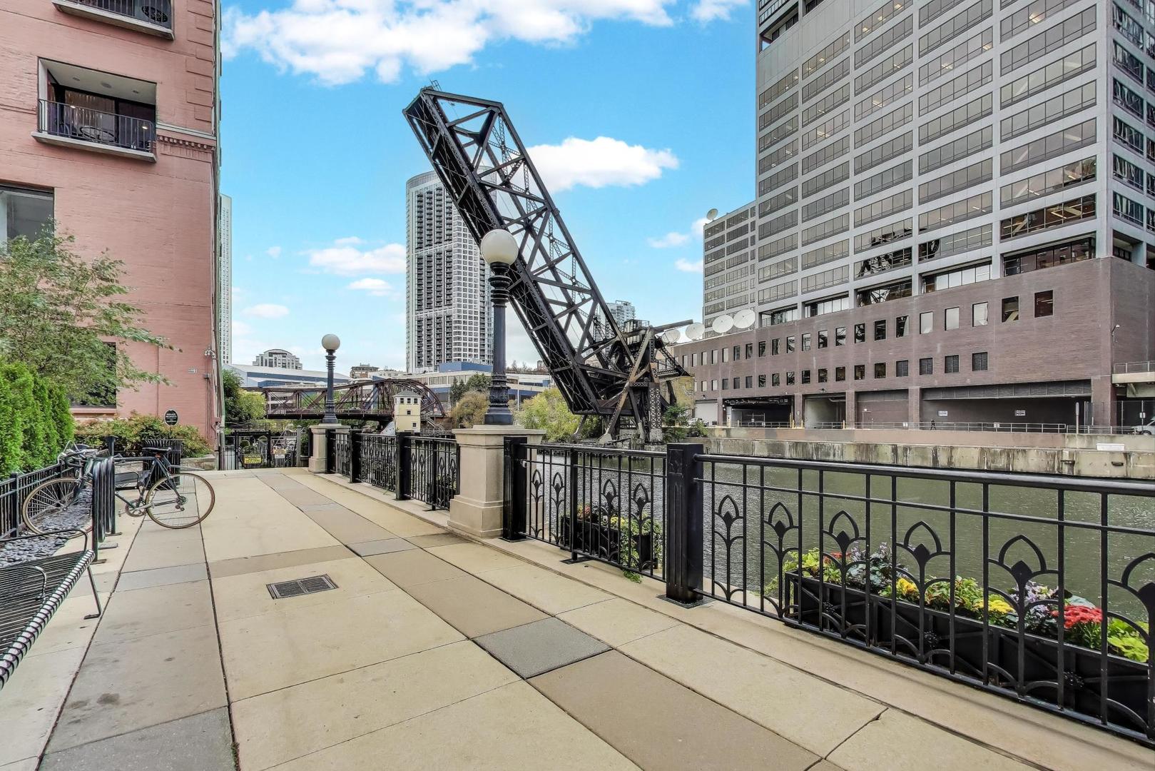 345 N Canal Street Unit: 1301