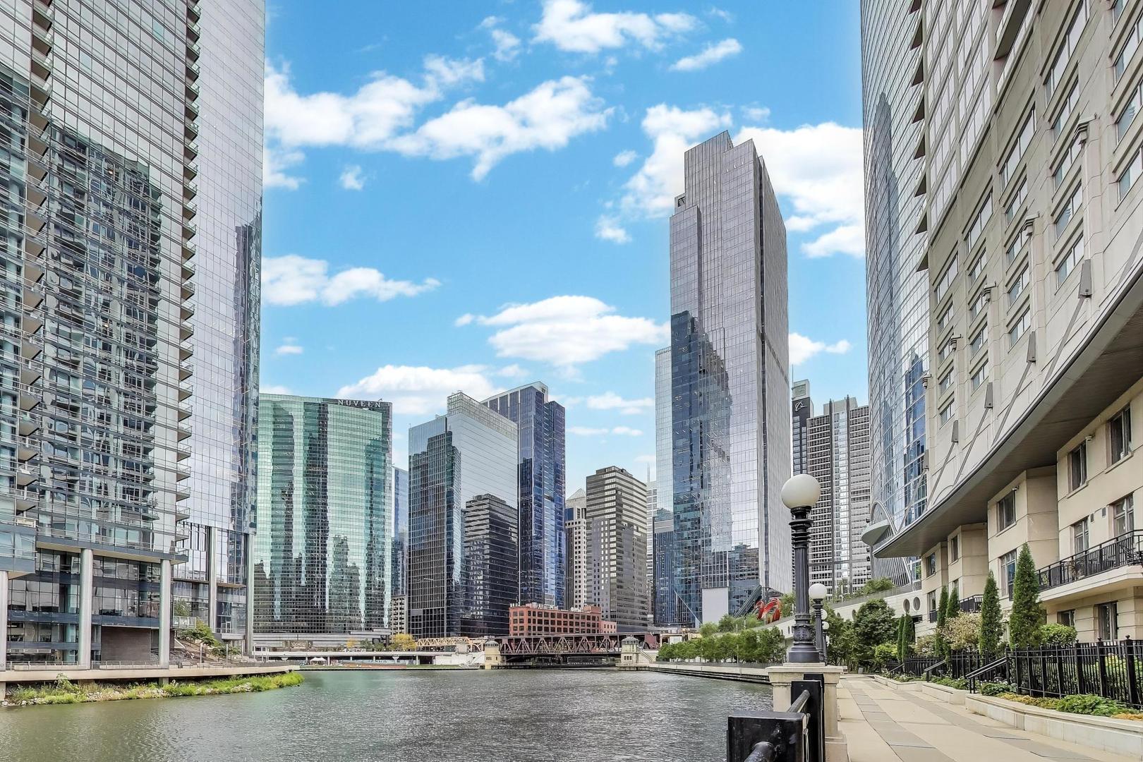 345 N Canal Street Unit: 1301