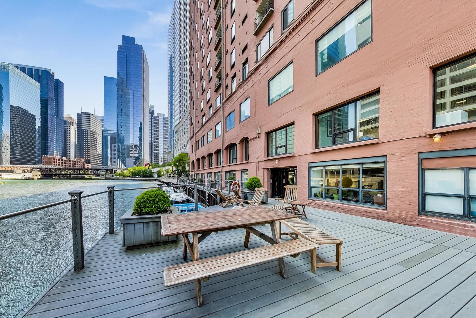 345 N Canal Street Unit: 1301