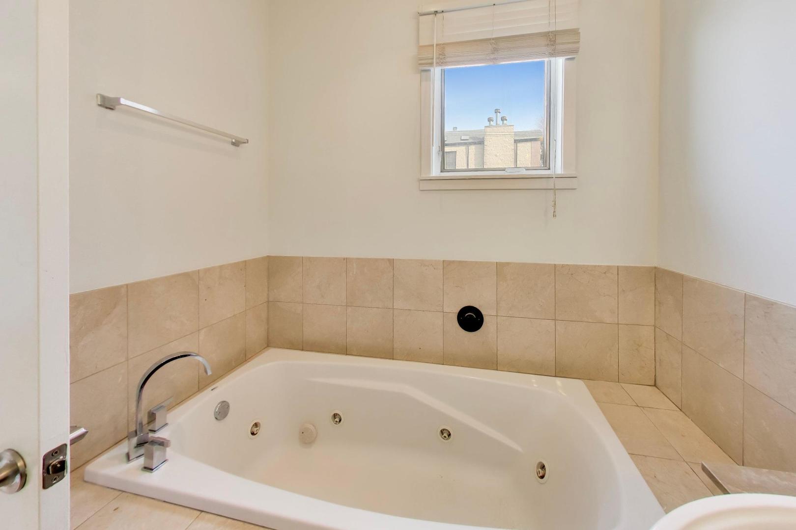 2702 W CHICAGO Avenue Unit: 2