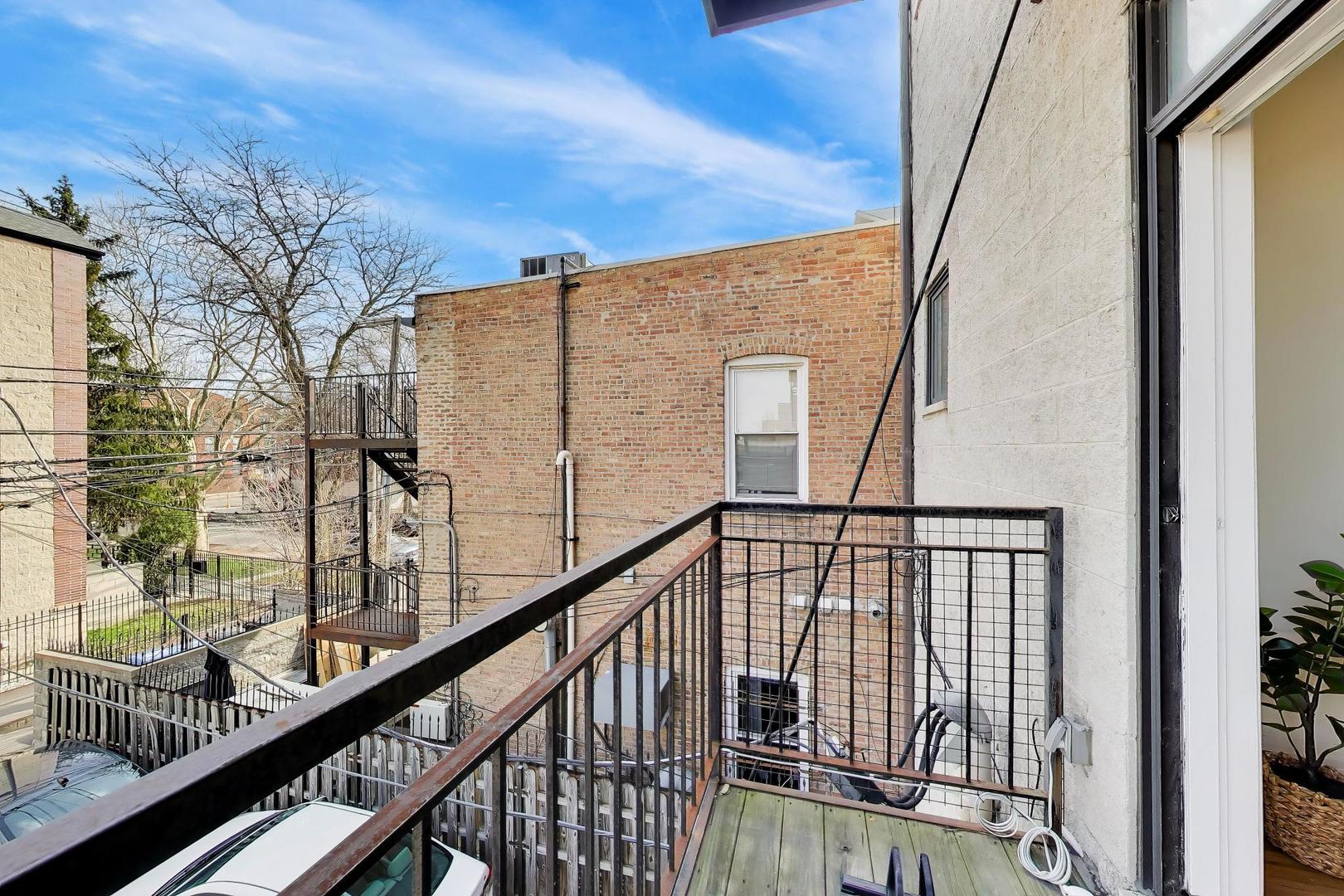 2702 W CHICAGO Avenue Unit: 2