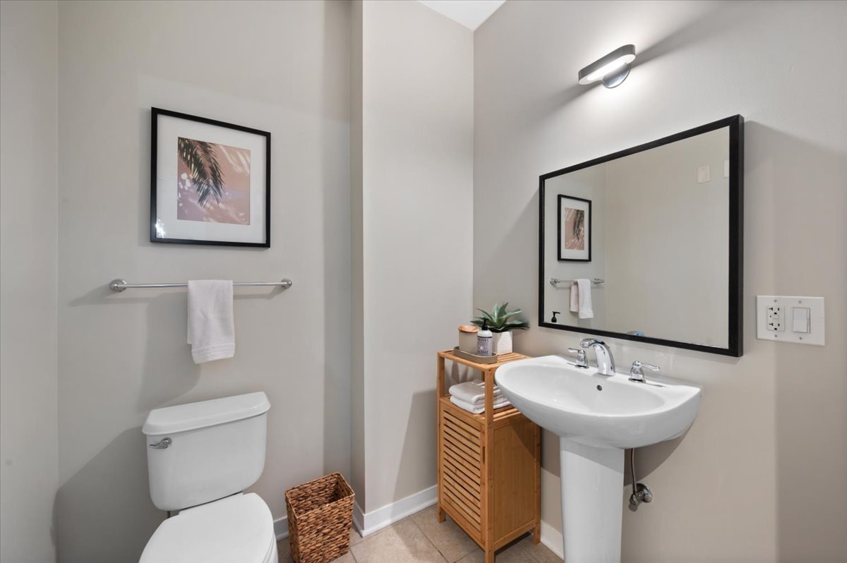 757 N Orleans Street Unit: 908