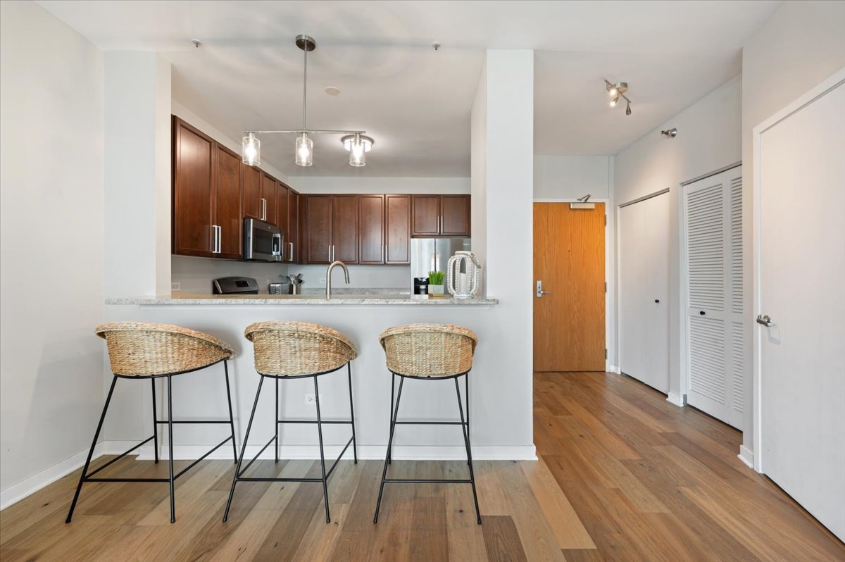 757 N Orleans Street Unit: 908