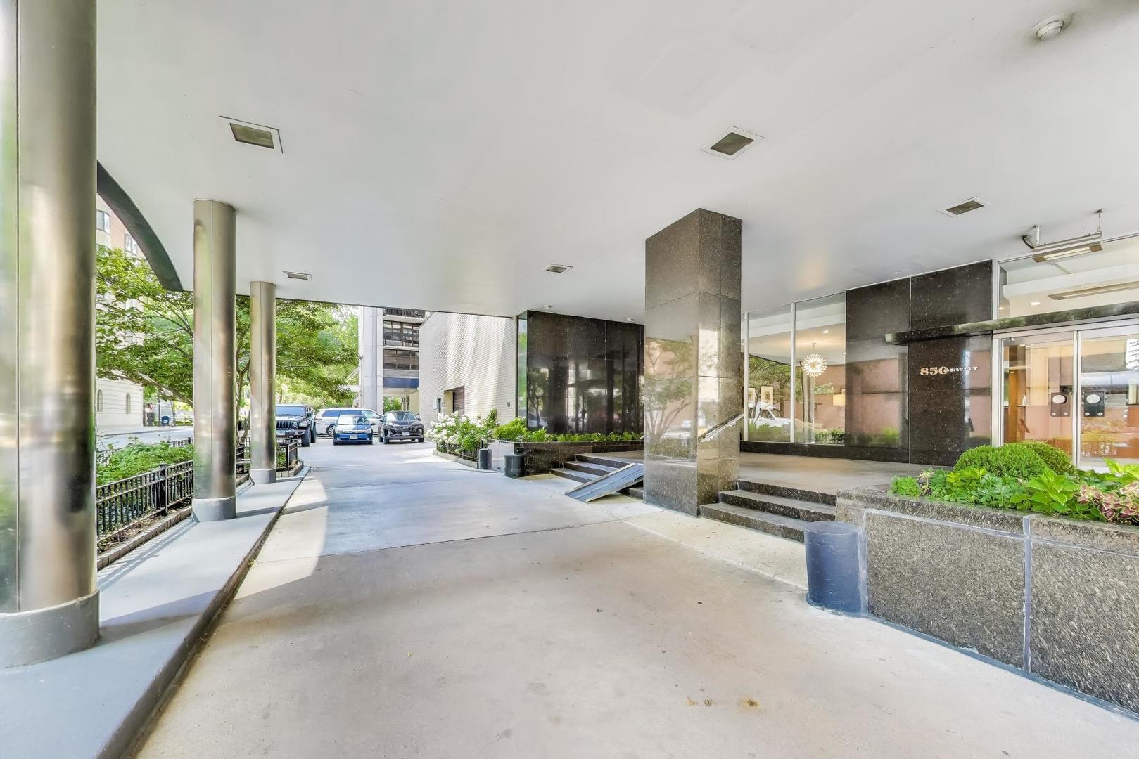 850 N DEWITT Place Unit: 20A