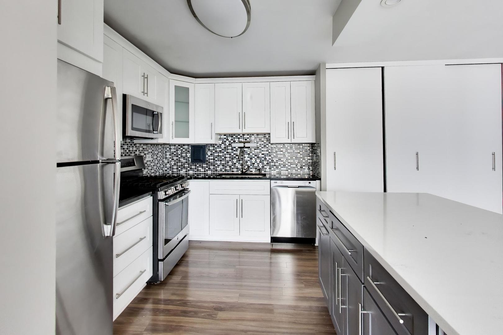 850 N DEWITT Place Unit: 20A