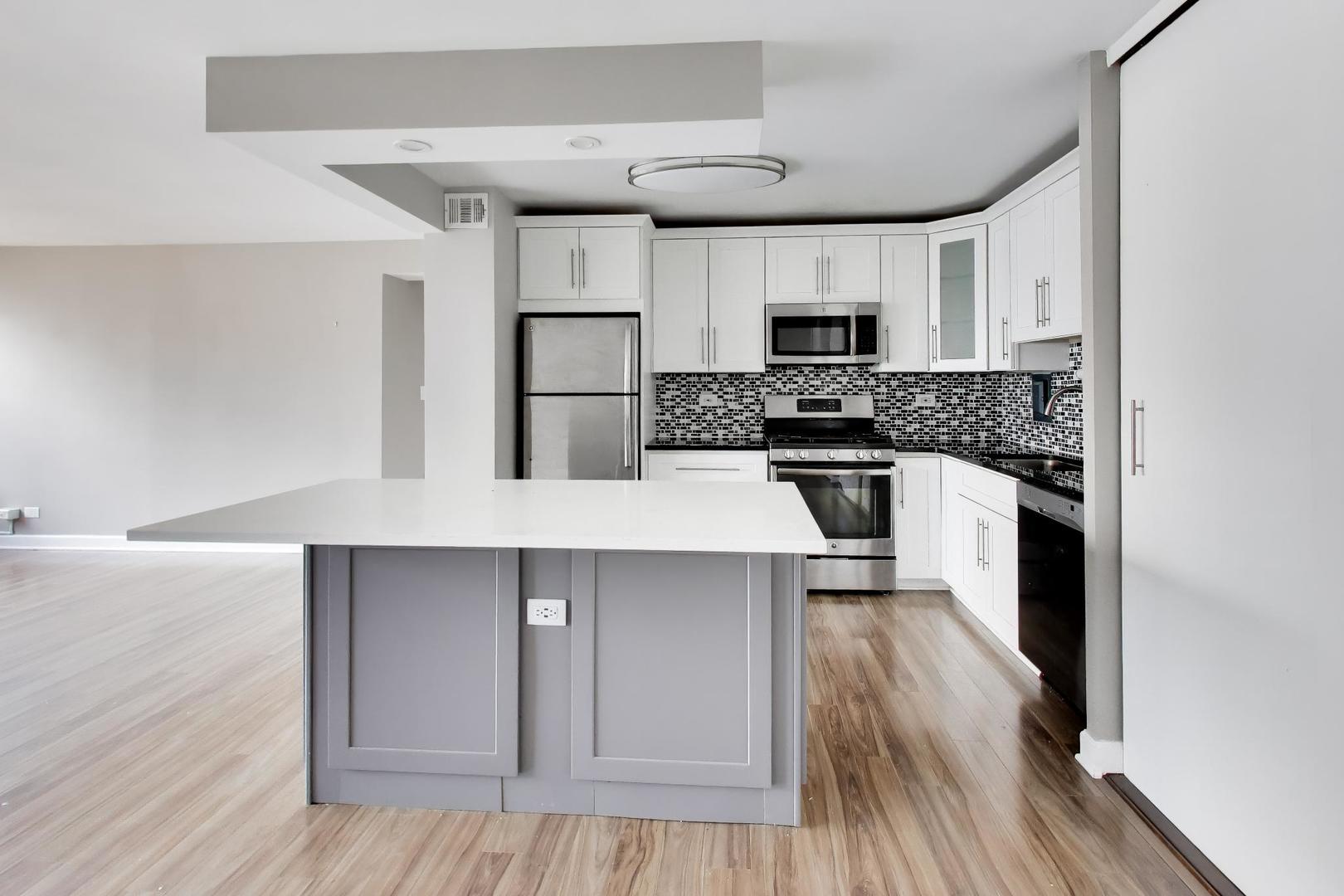 850 N DEWITT Place Unit: 20A