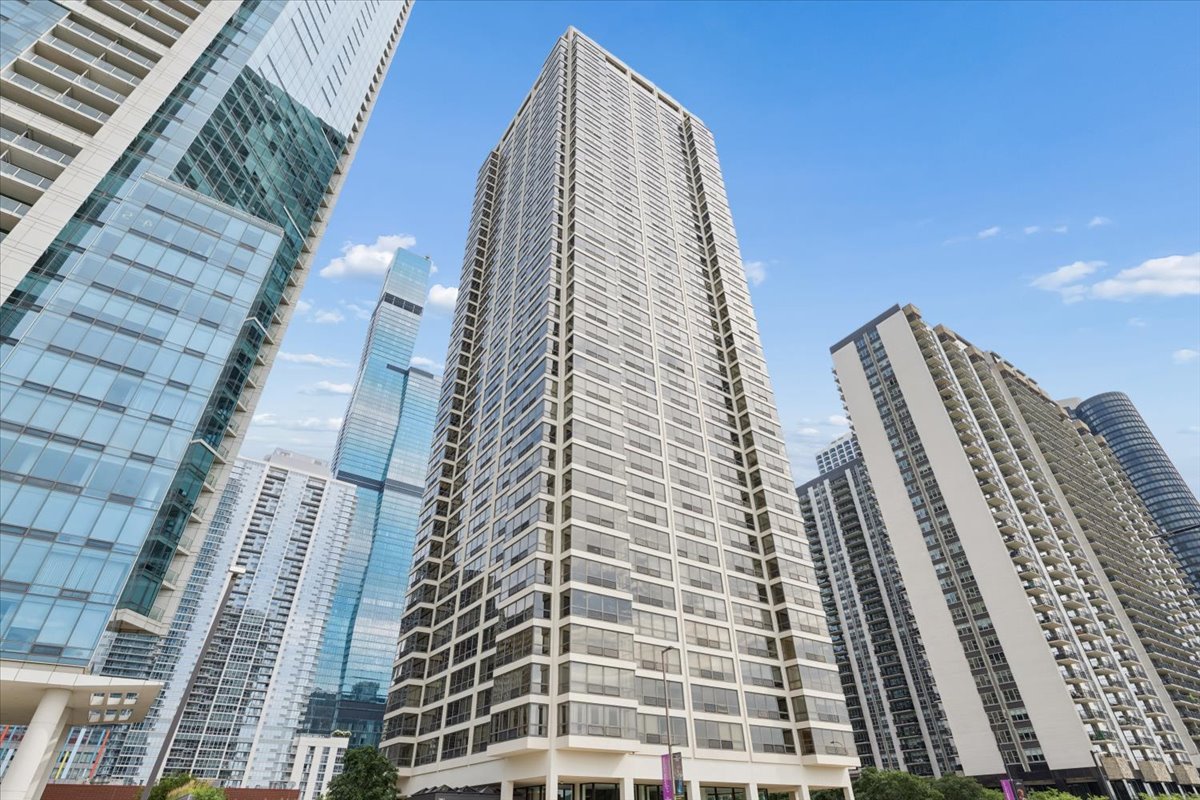 360 E Randolph Street Unit: 901