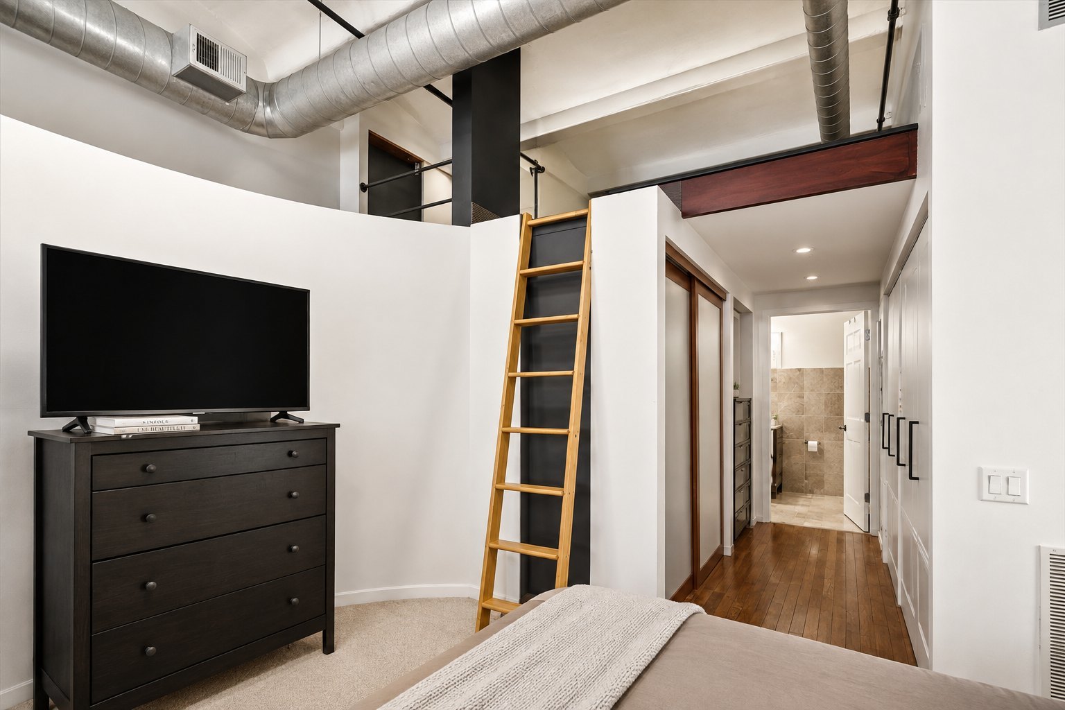 1000 W WASHINGTON Boulevard Unit: 216