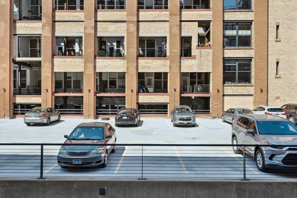 1000 W WASHINGTON Boulevard Unit: 216