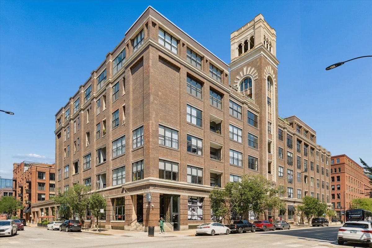 1000 W WASHINGTON Boulevard Unit: 216