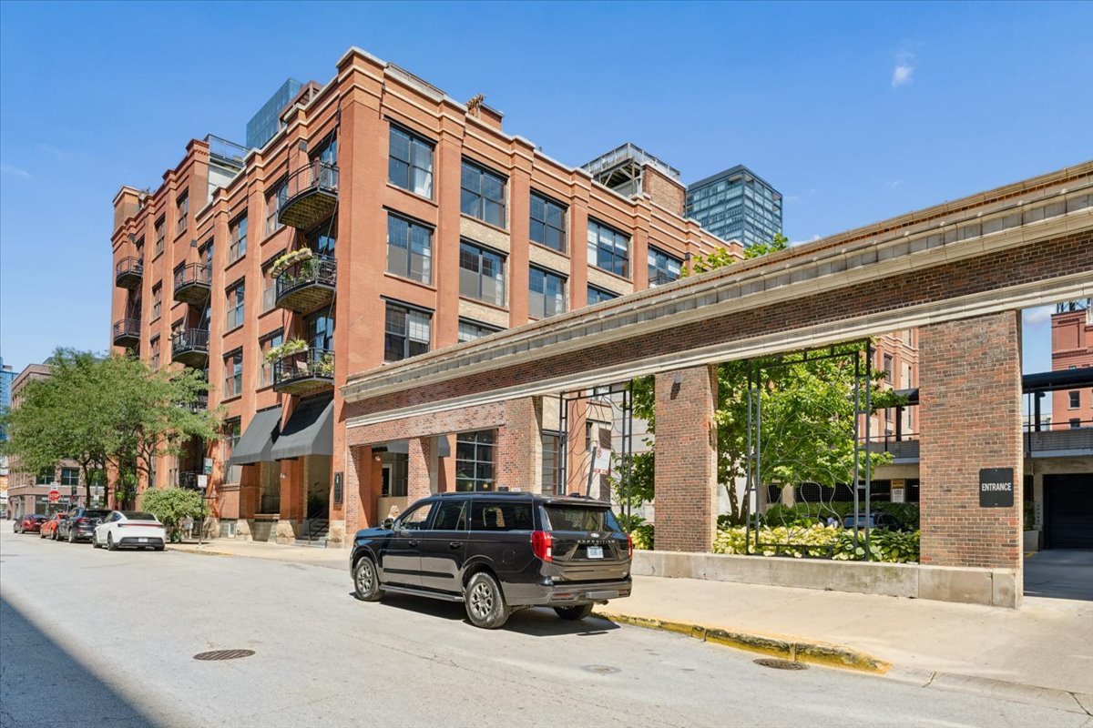 1000 W WASHINGTON Boulevard Unit: 216