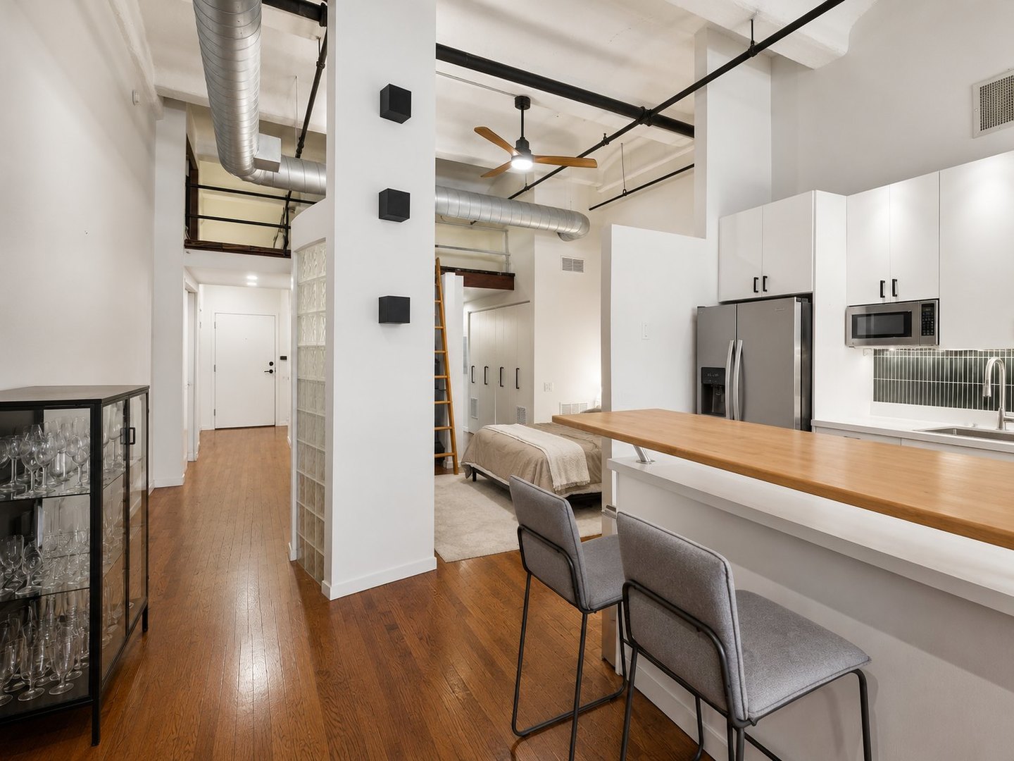 1000 W WASHINGTON Boulevard Unit: 216