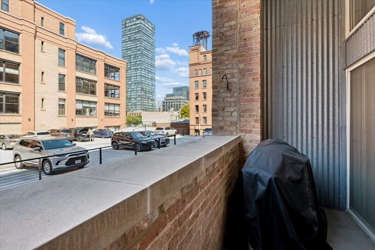 1000 W WASHINGTON Boulevard Unit: 216