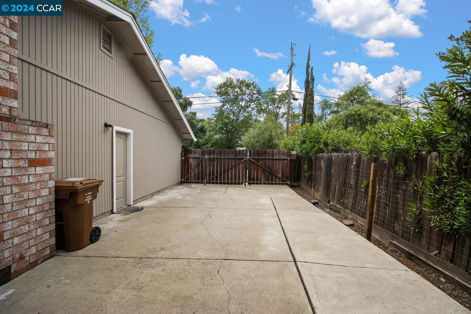 407 Kahrs Ave