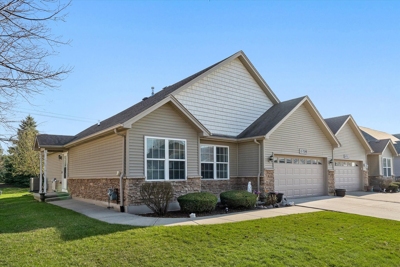 15709 Cove Circle