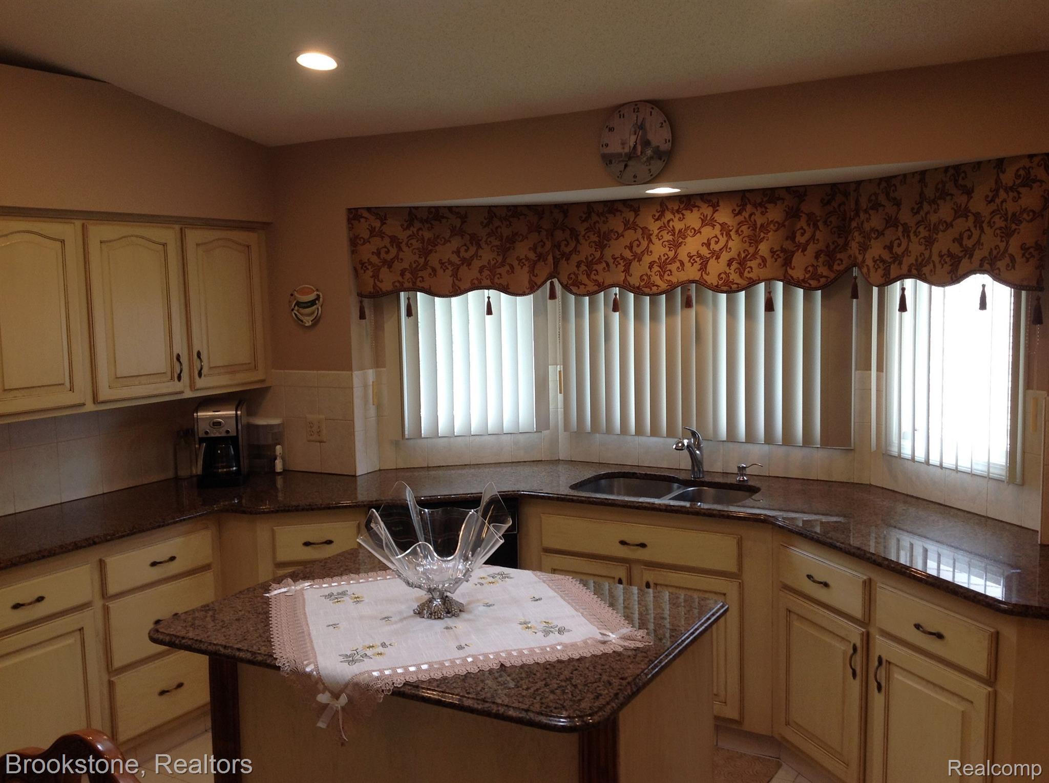 15704 MOUNTAINSIDE Drive