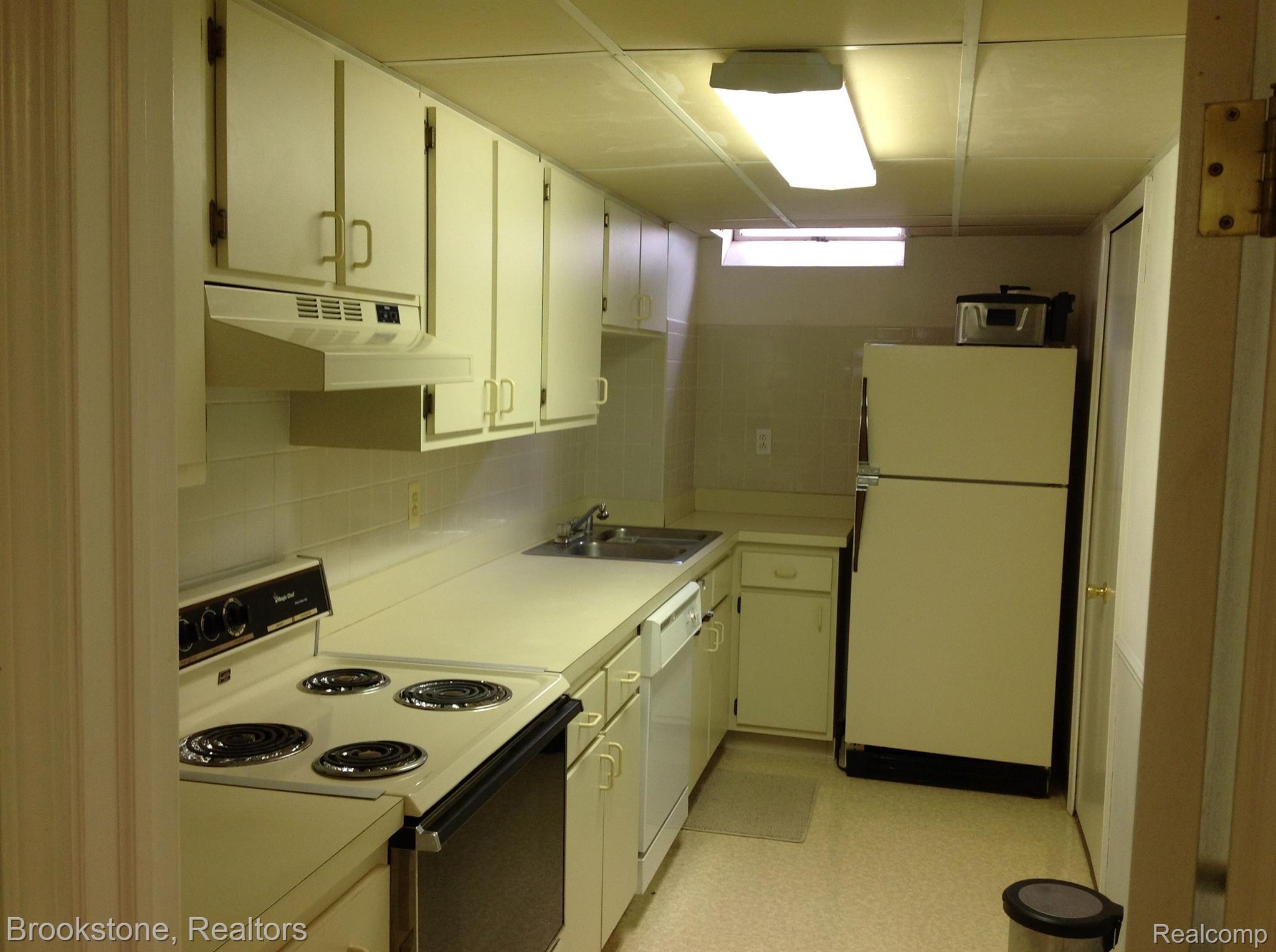 15704 MOUNTAINSIDE Drive