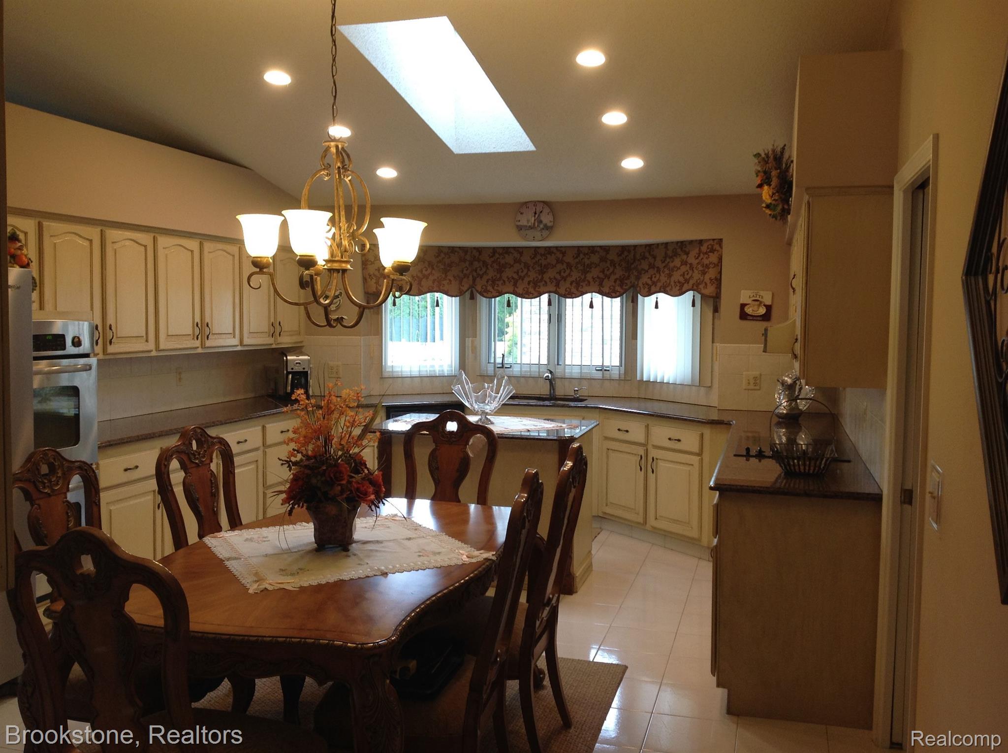 15704 MOUNTAINSIDE Drive