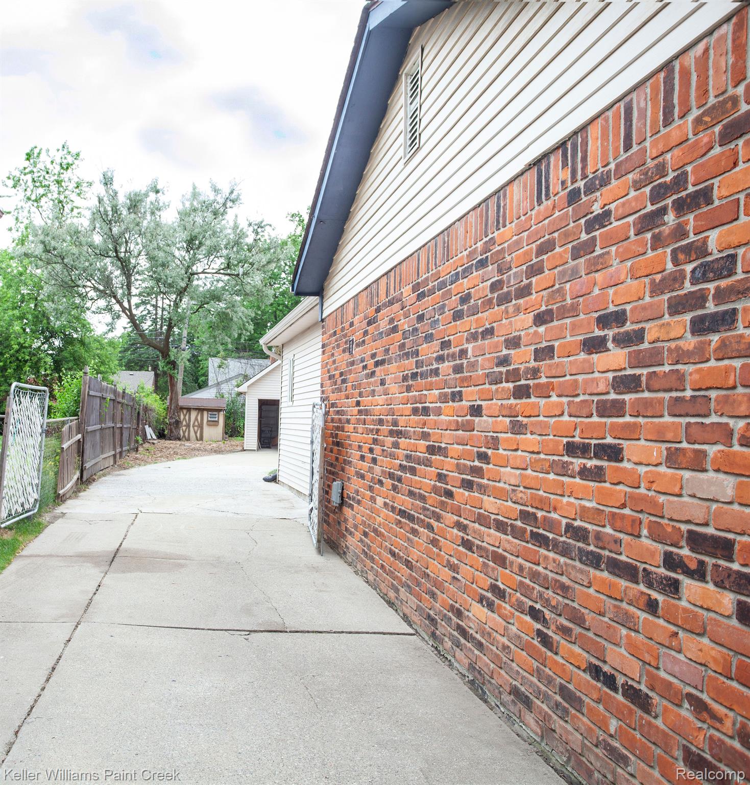 903 E SUNNYBROOK Drive