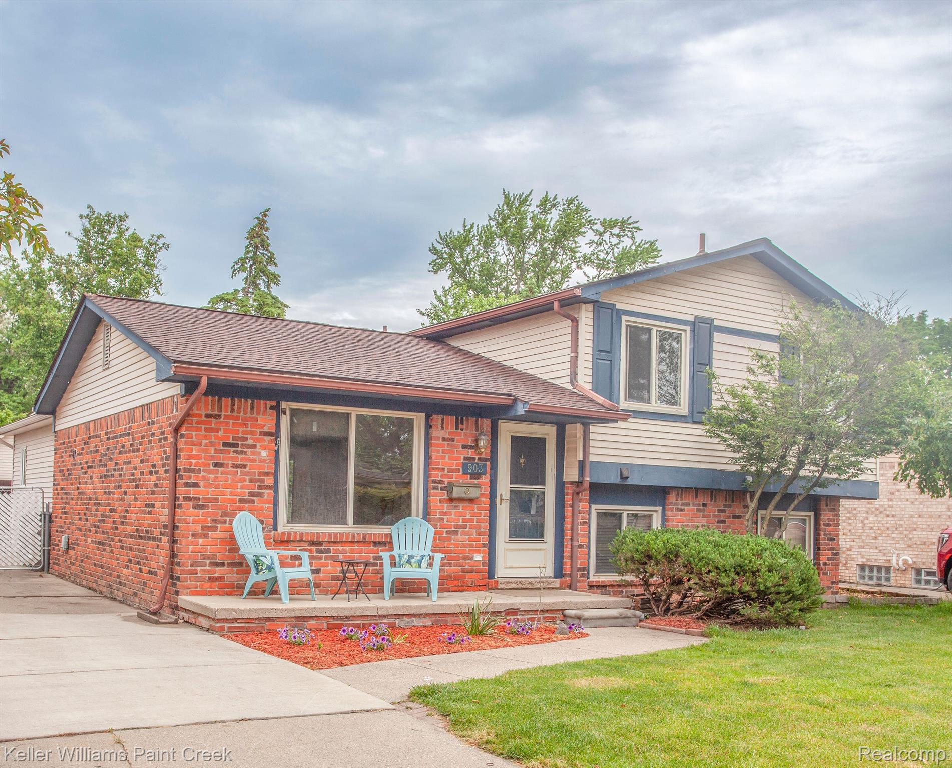 903 E SUNNYBROOK Drive