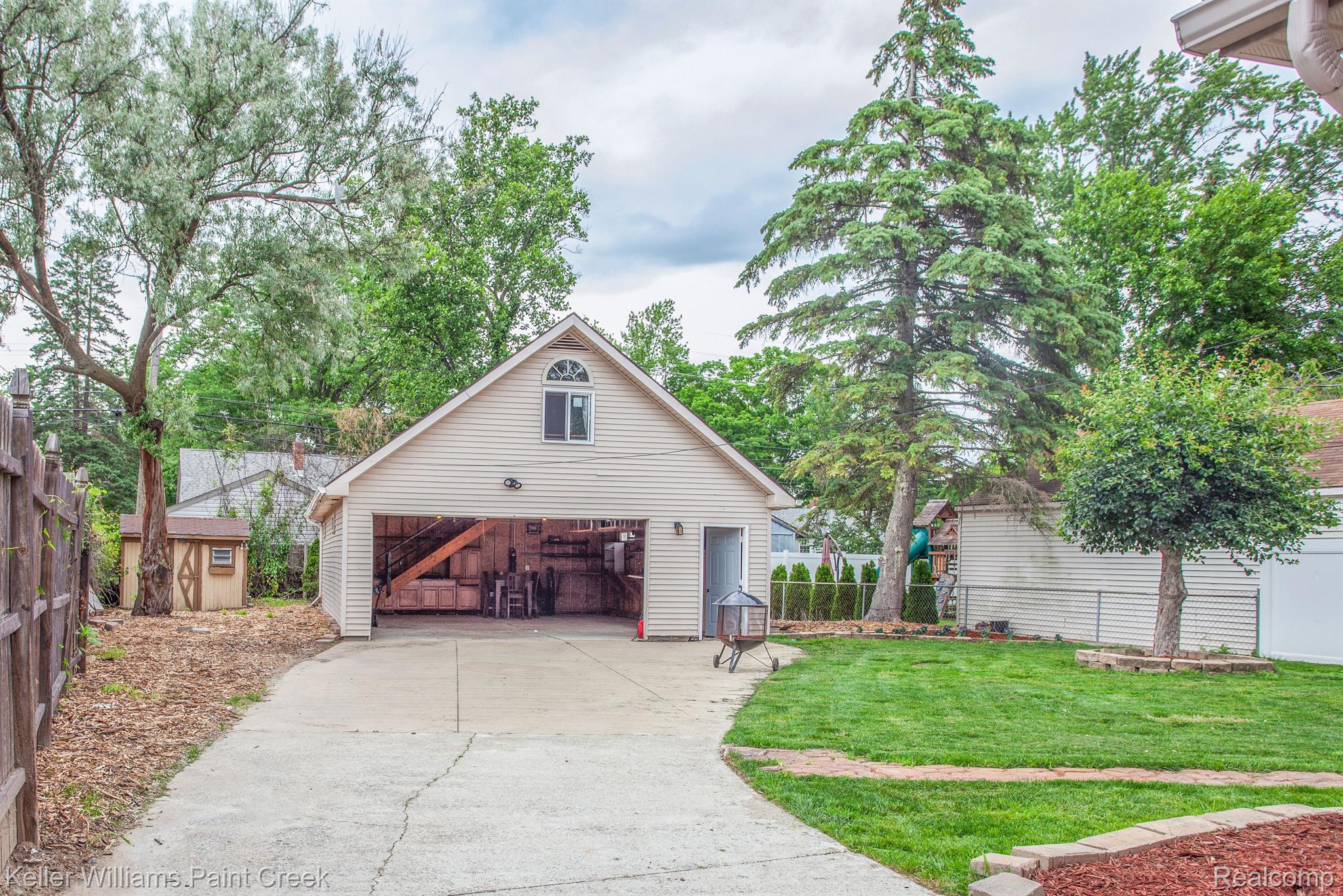 903 E SUNNYBROOK Drive