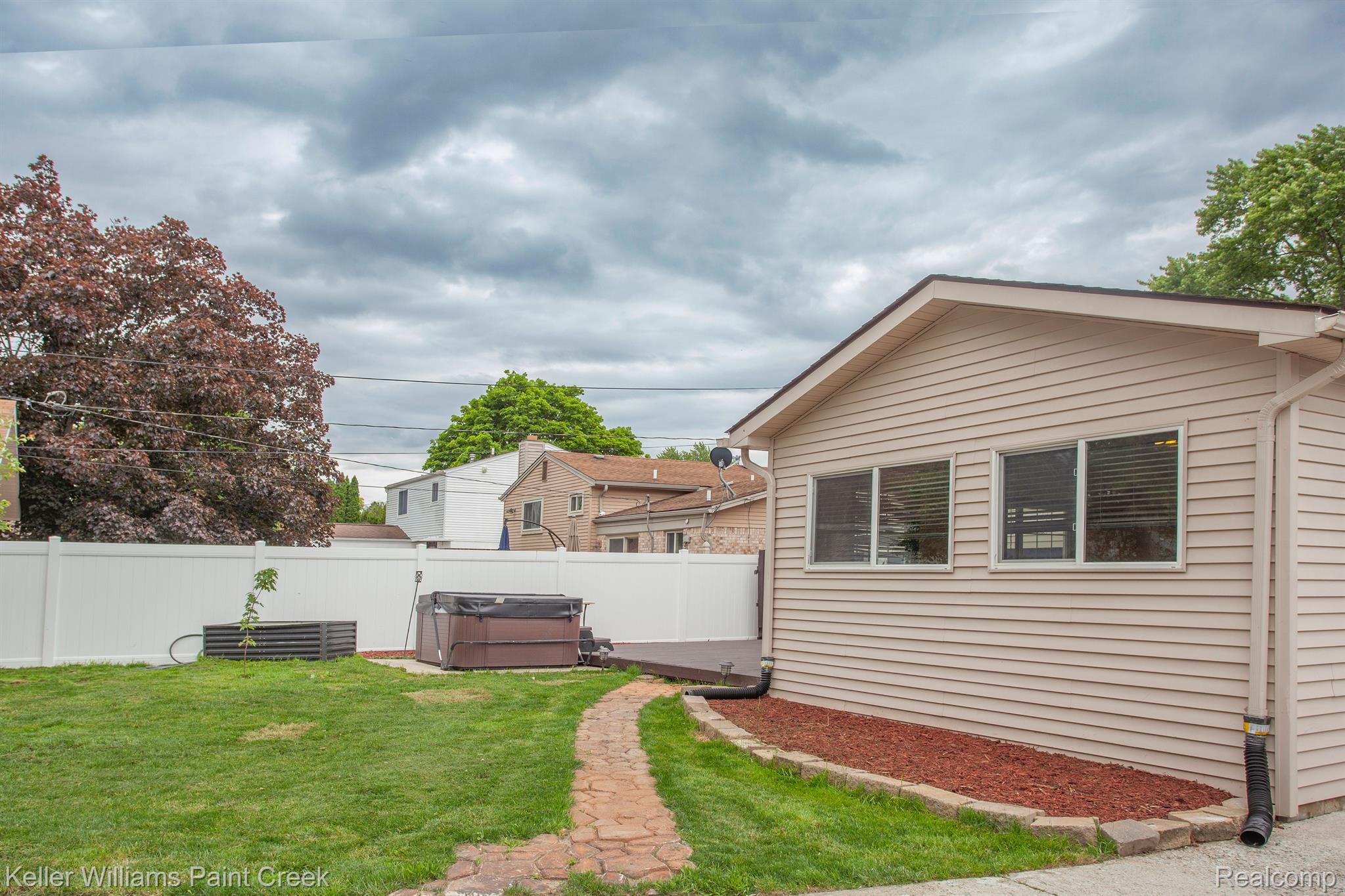 903 E SUNNYBROOK Drive