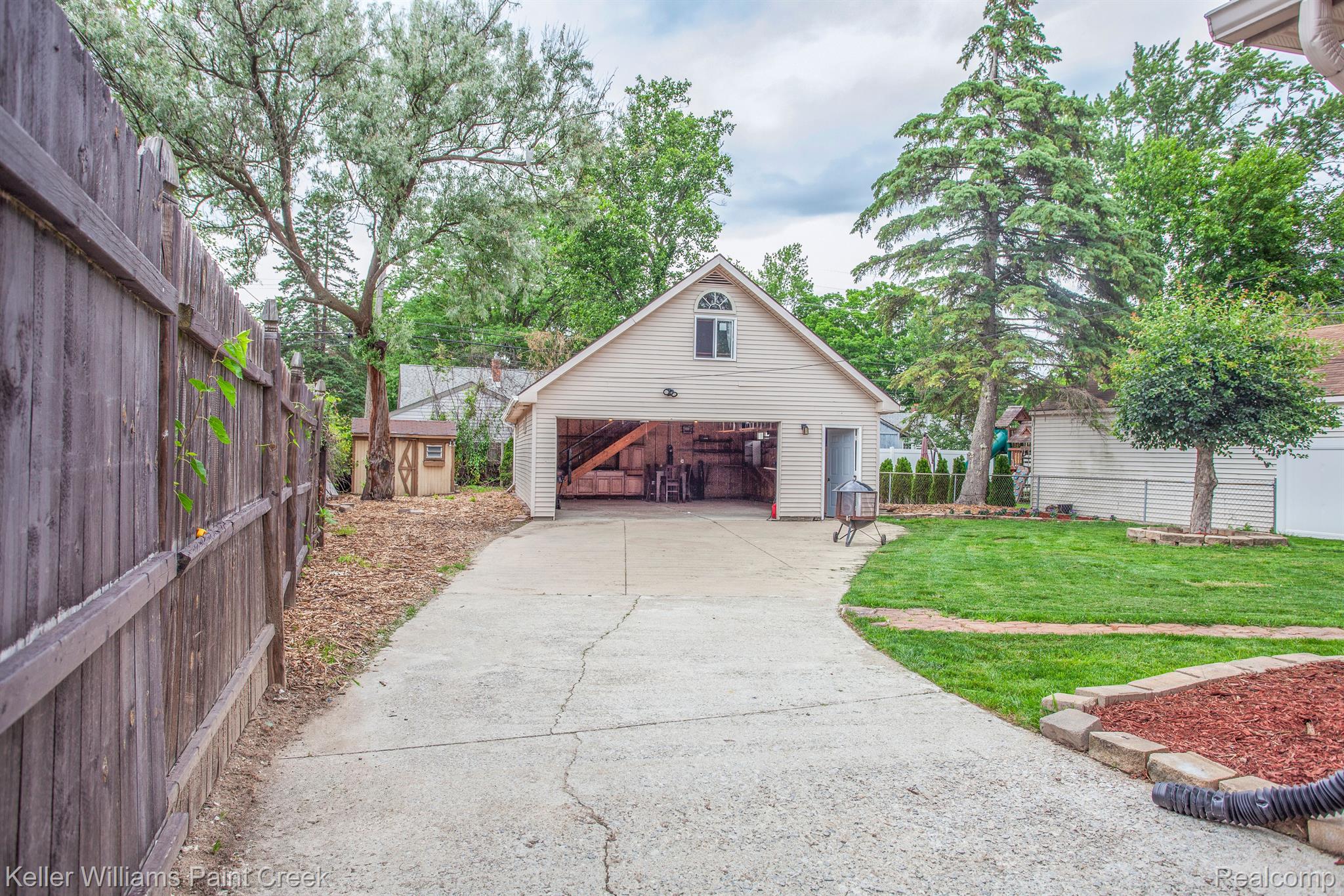 903 E SUNNYBROOK Drive