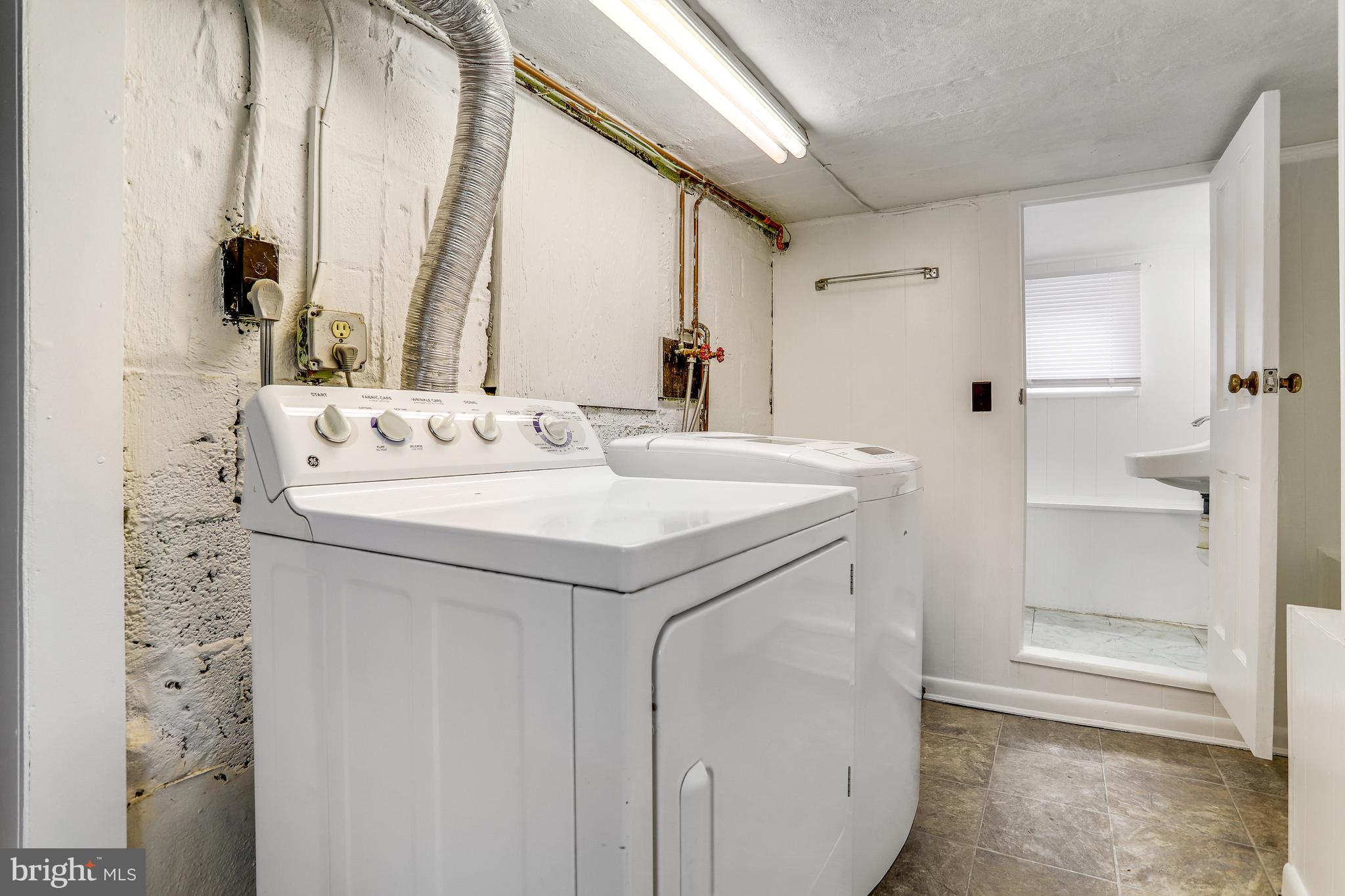 24 W Spring St
