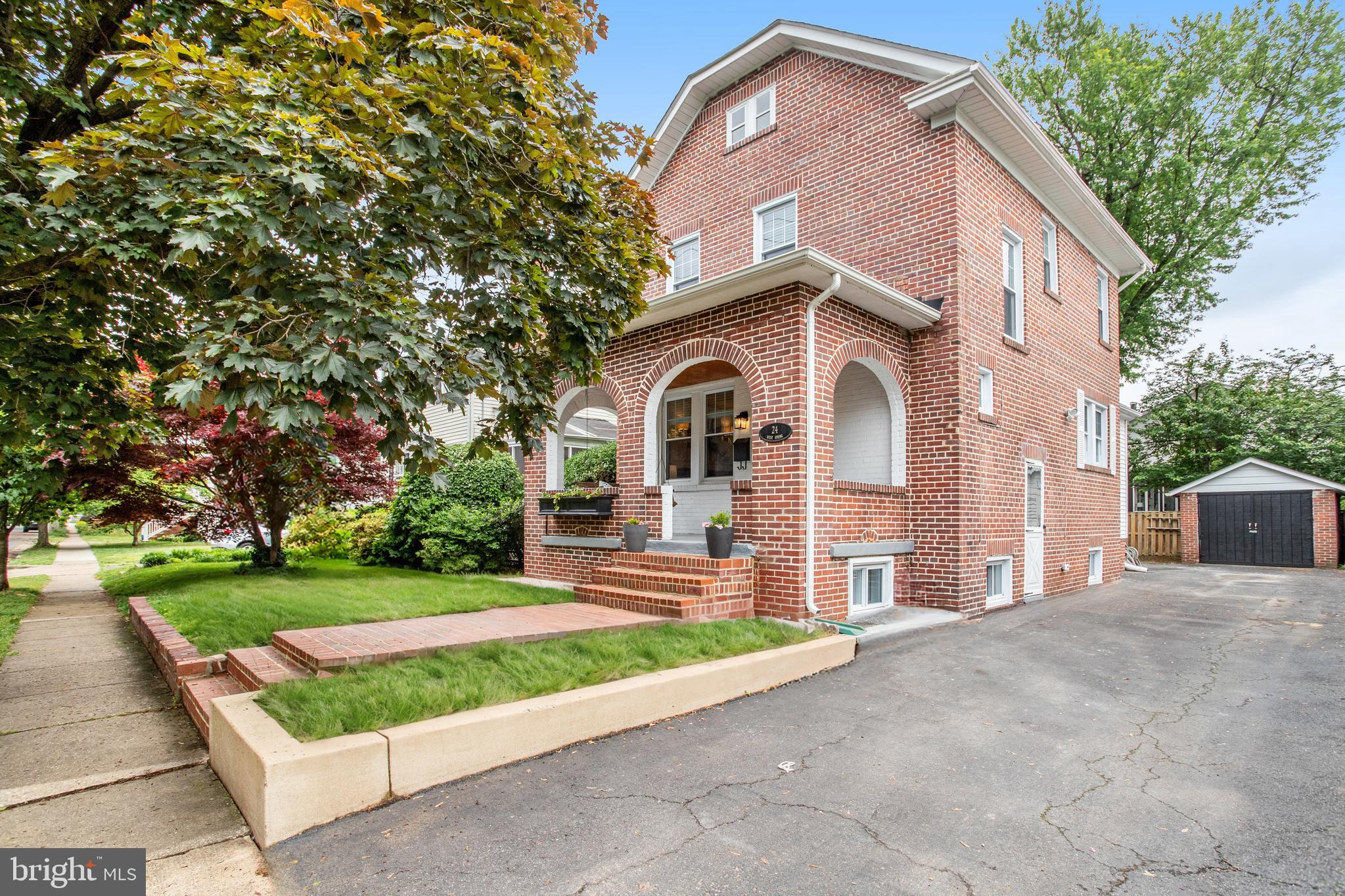 24 W Spring St