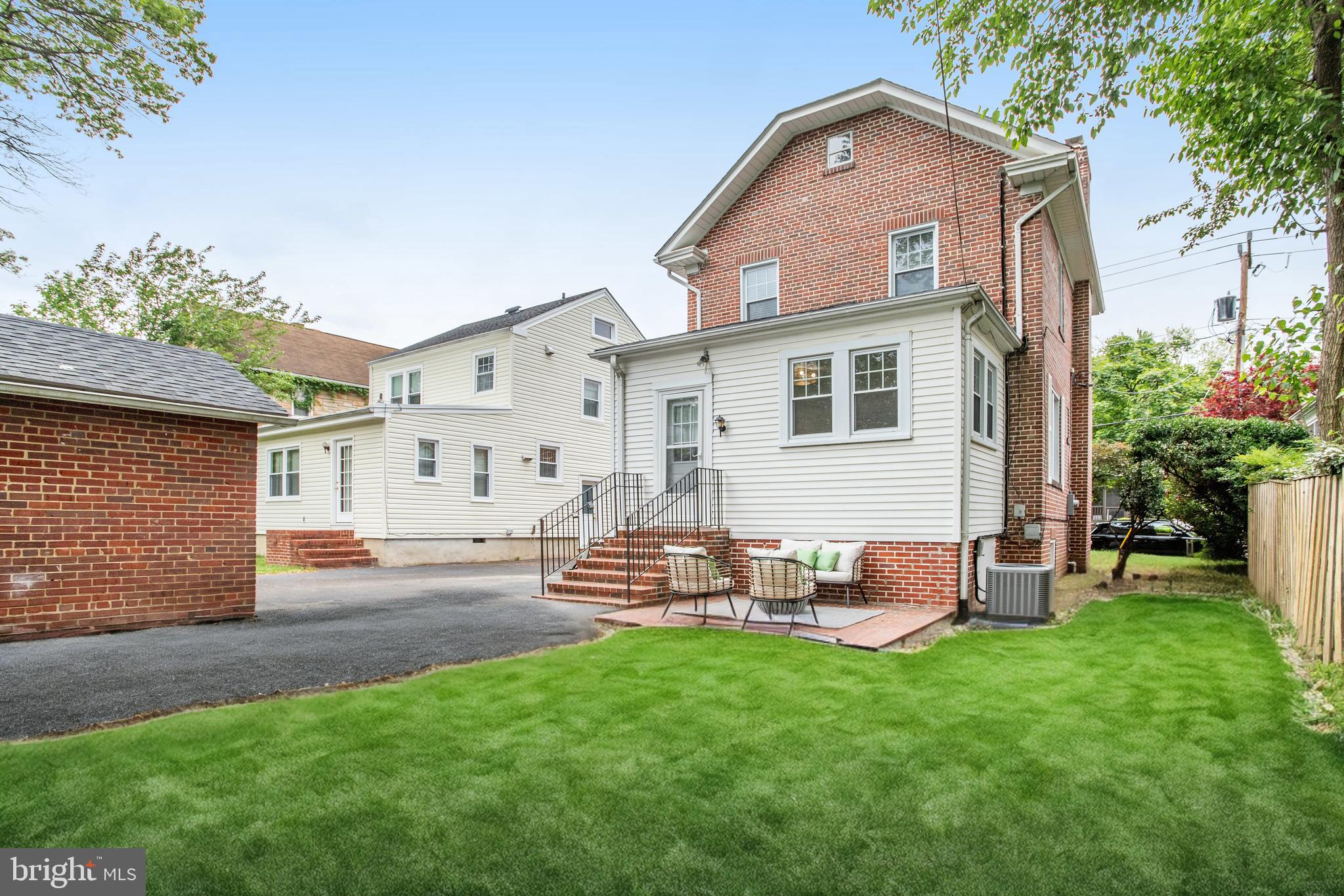 24 W Spring St