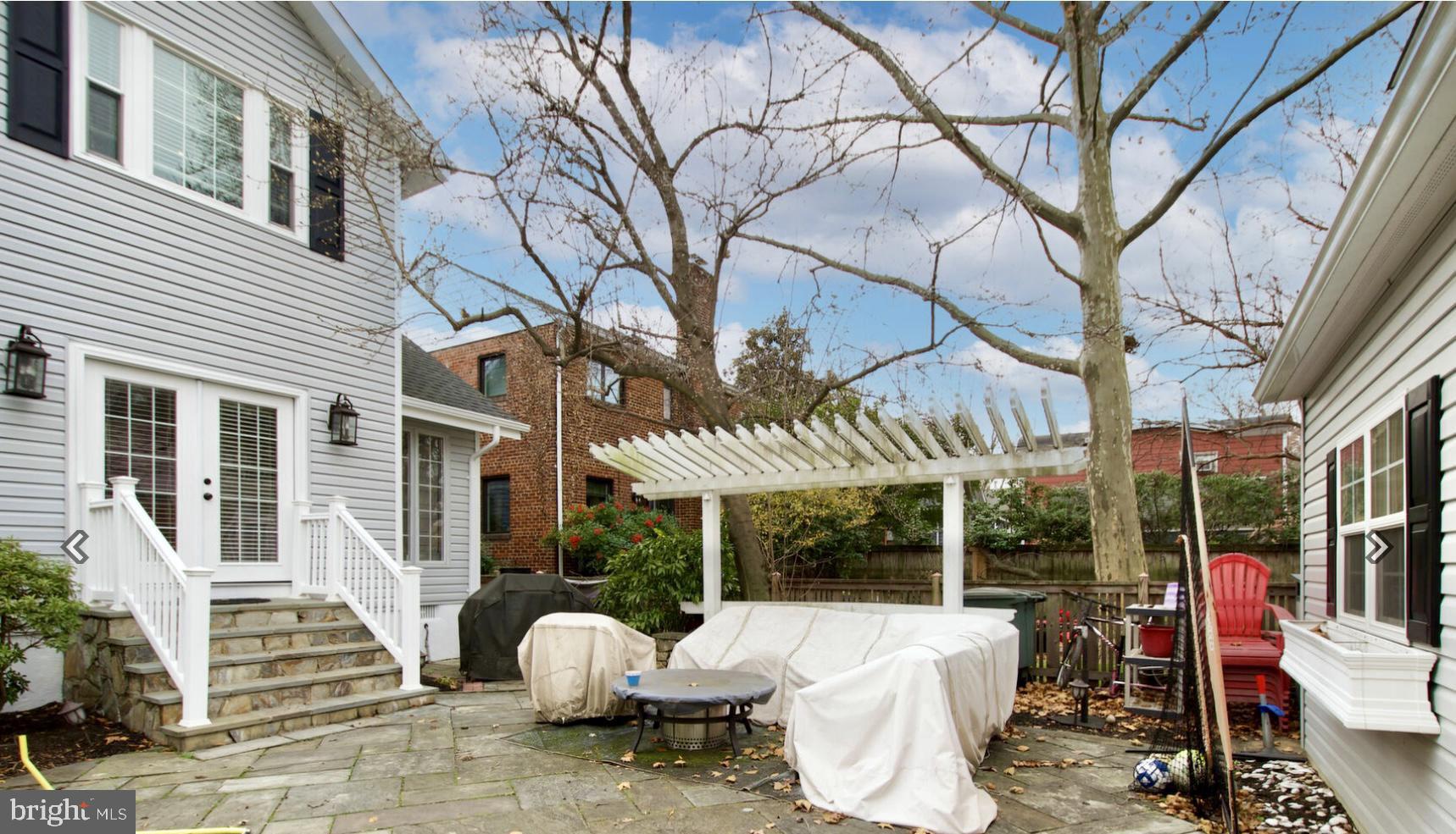 206 E Oak St
