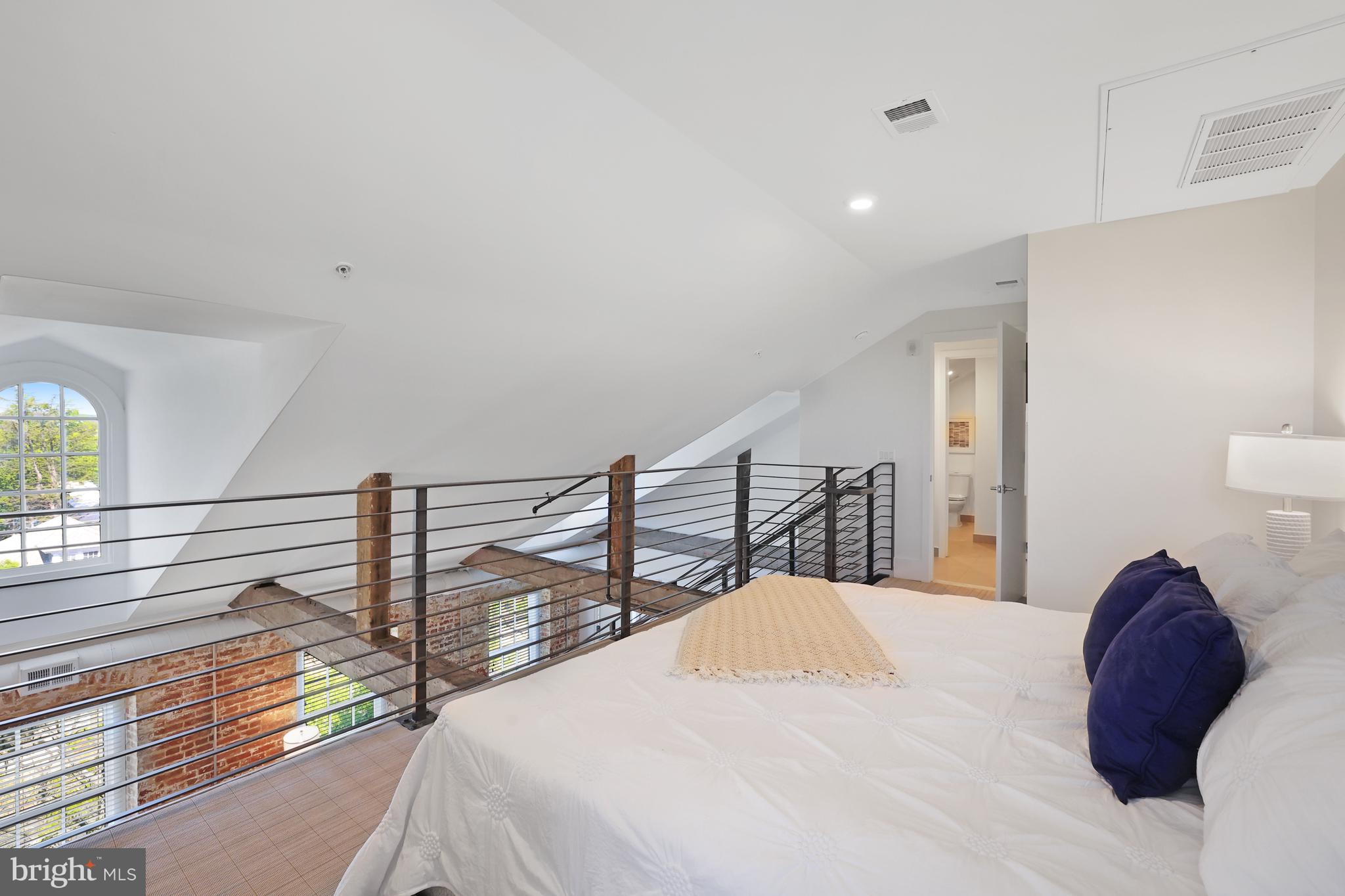 515 N Washington St #404