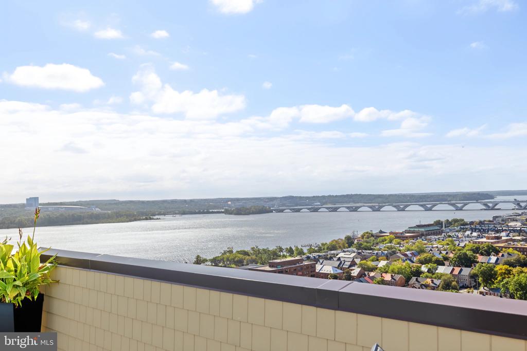 400 MADISON STREET Unit: 1605