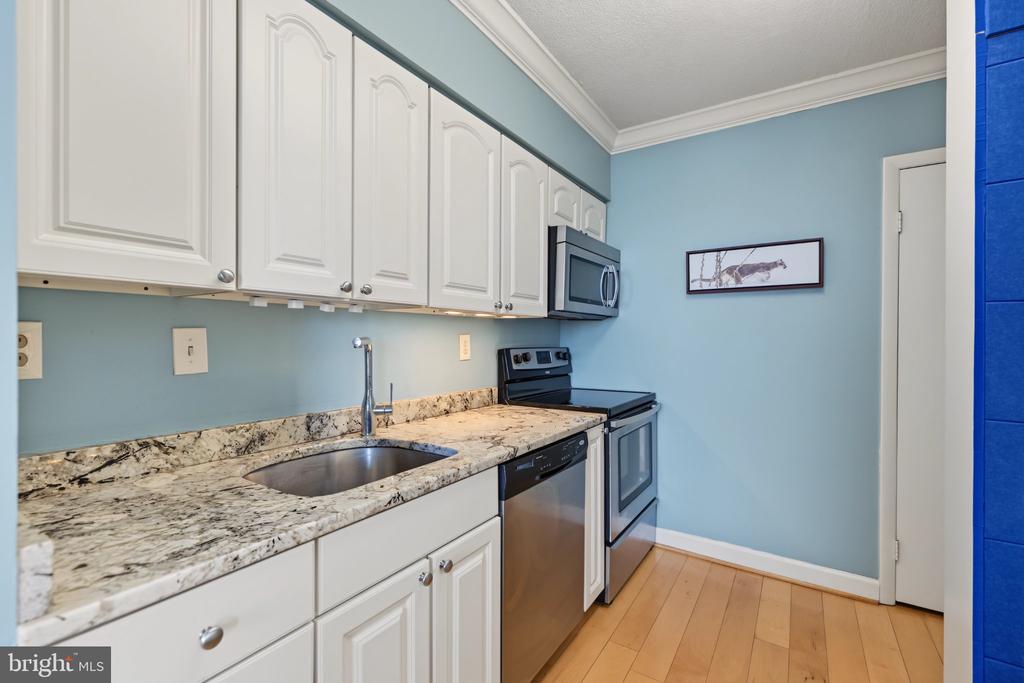 400 MADISON STREET Unit: 1605