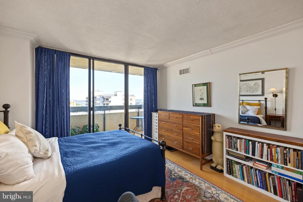 400 MADISON STREET Unit: 1605
