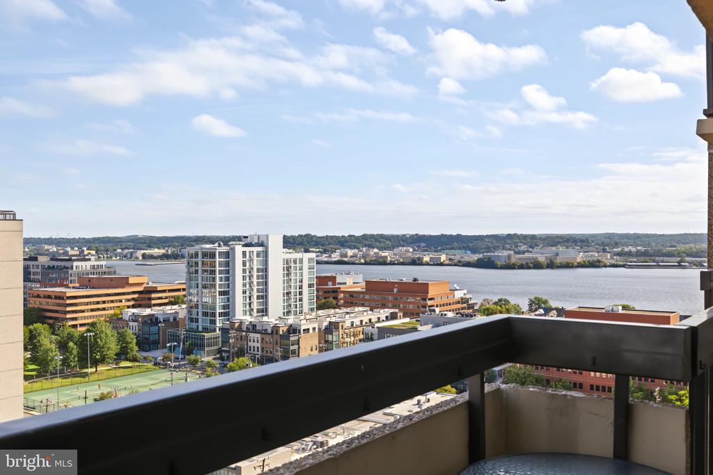 400 MADISON STREET Unit: 1605