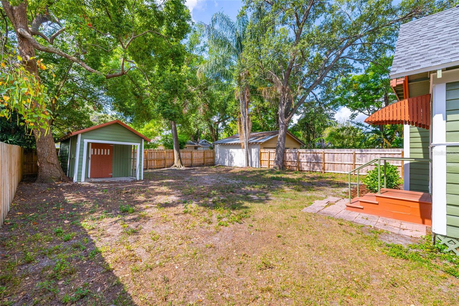 1211 E COMANCHE AVE
