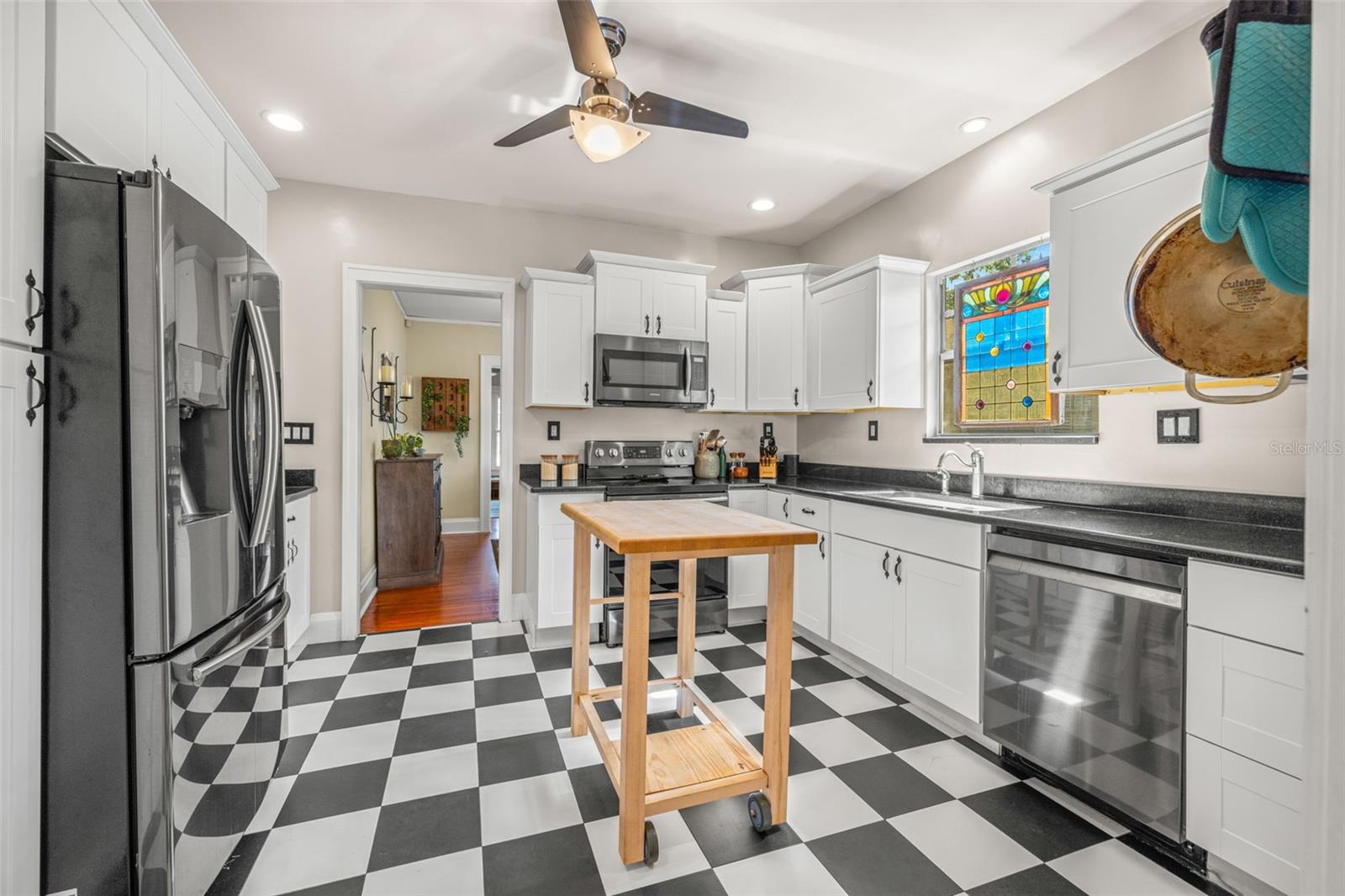 1211 E COMANCHE AVE