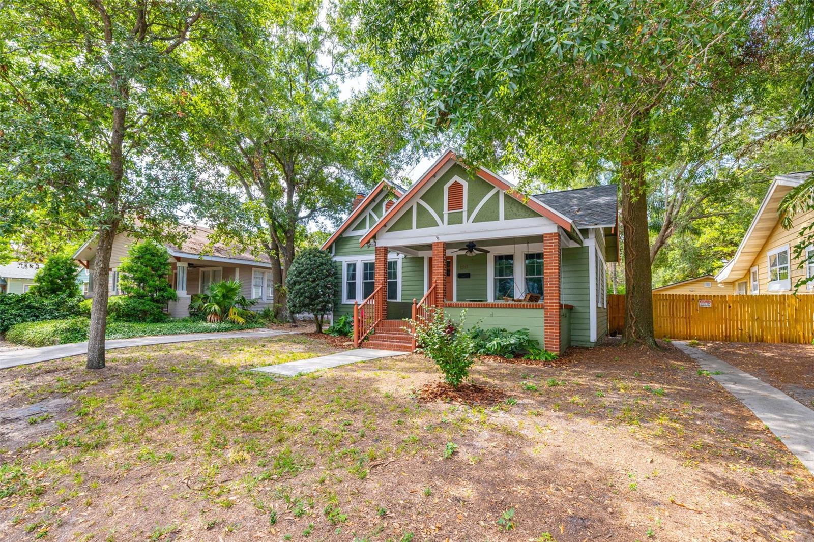 1211 E COMANCHE AVE