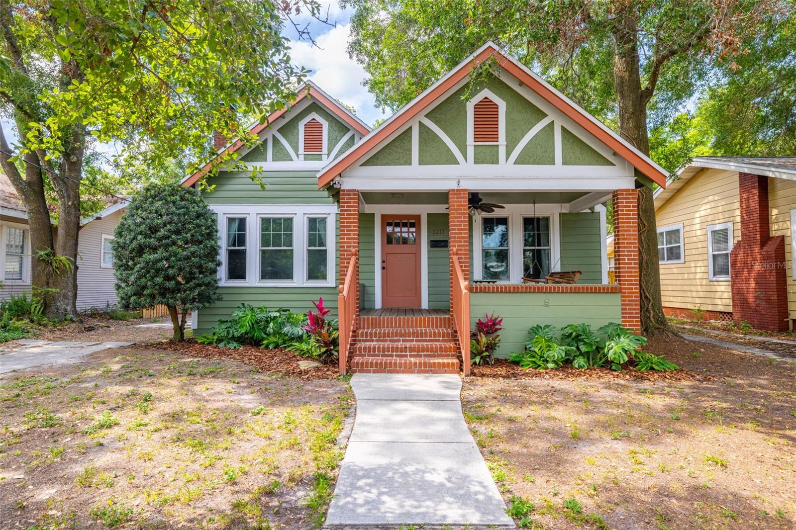 1211 E COMANCHE AVE